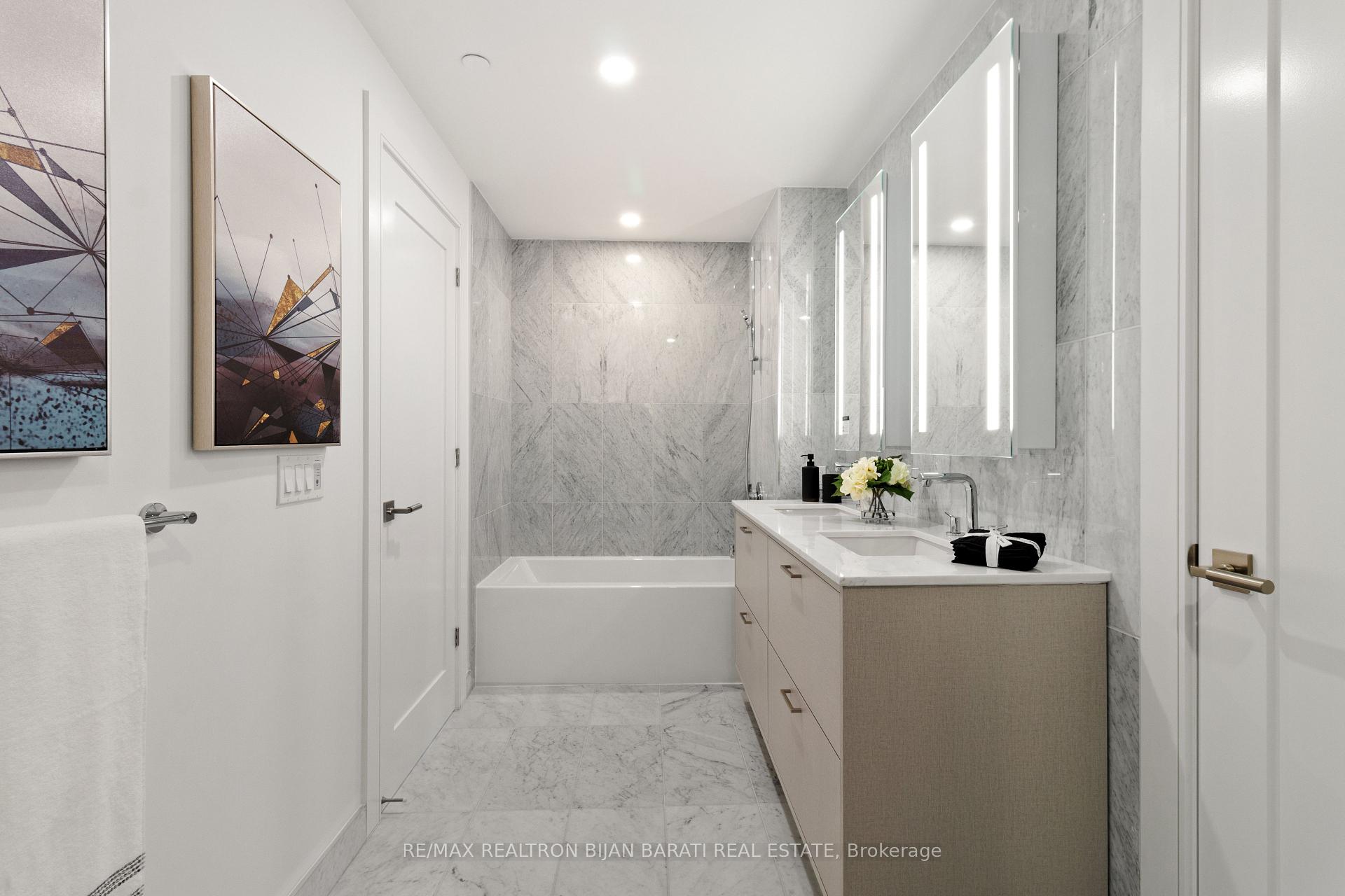 3 Bedrooms Condo at 10 Inn On The Park, Toronto For sale