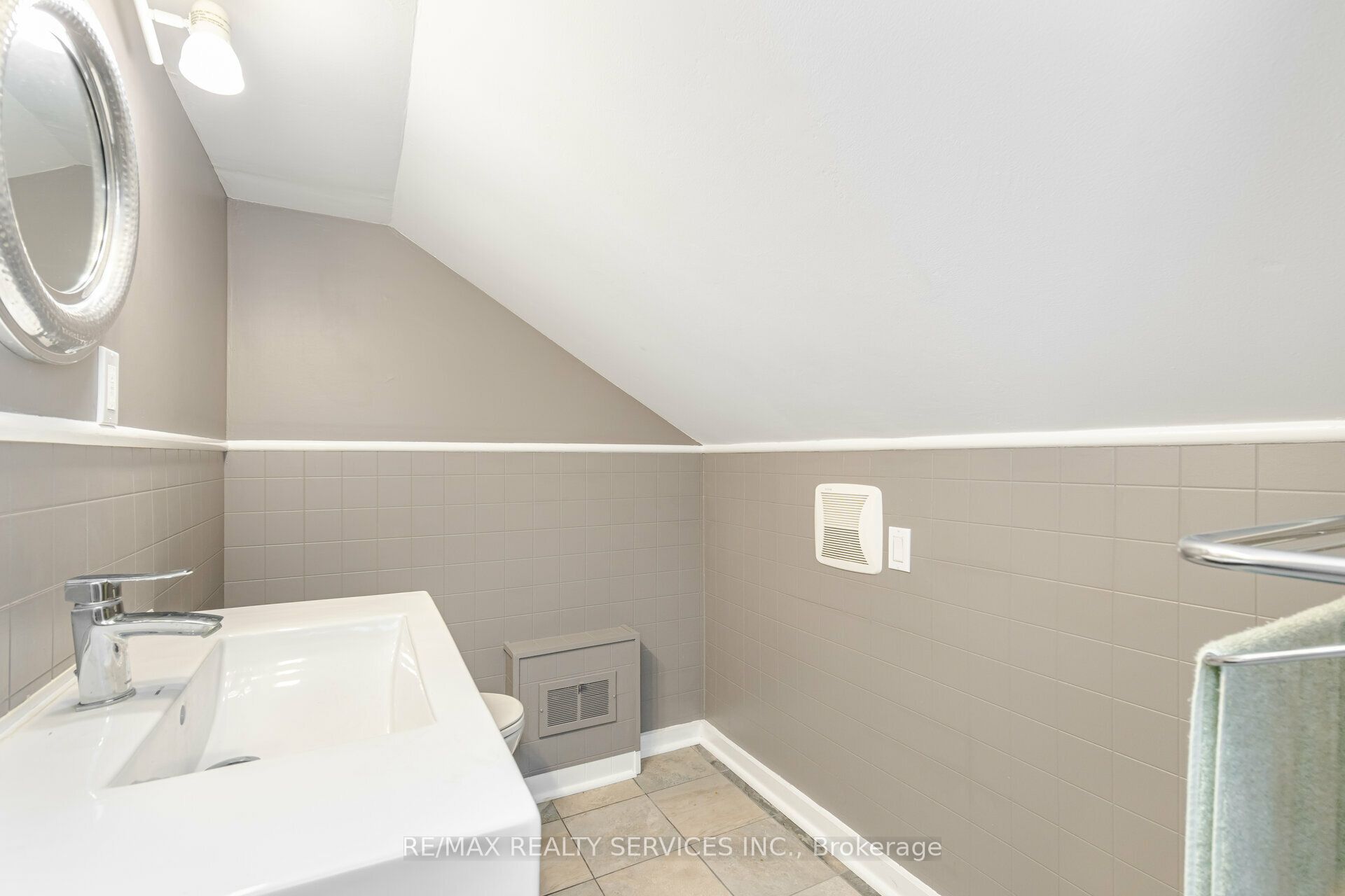 18 Wellington Street W