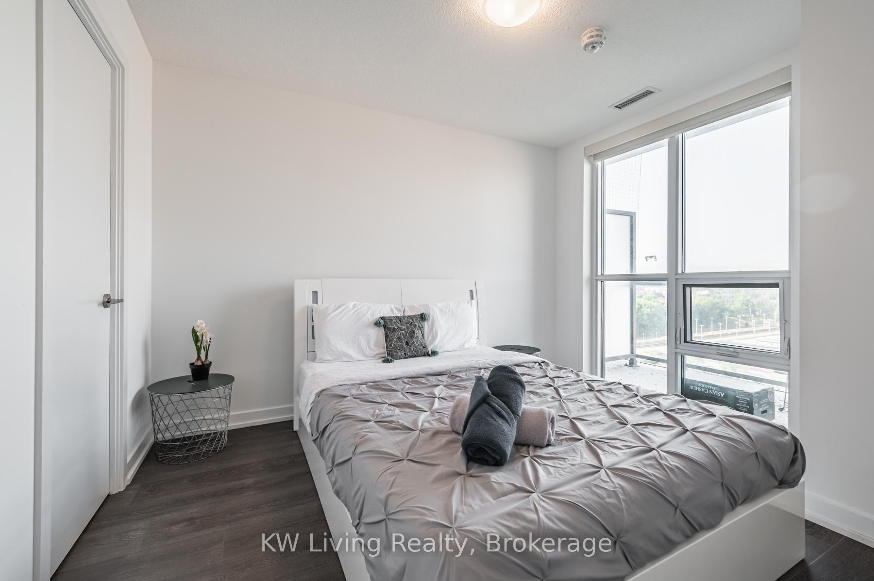 2 Bedrooms Condo at 8 Trent, Toronto For sale