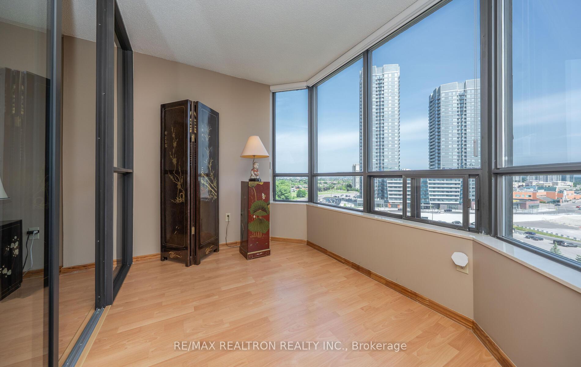 2 Bedrooms Condo at 7420 Bathurst, Vaughan For sale