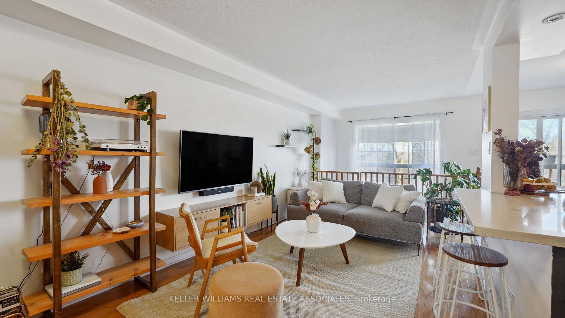 3 Bedrooms Condo at 6399 Spinnaker, Mississauga For sale