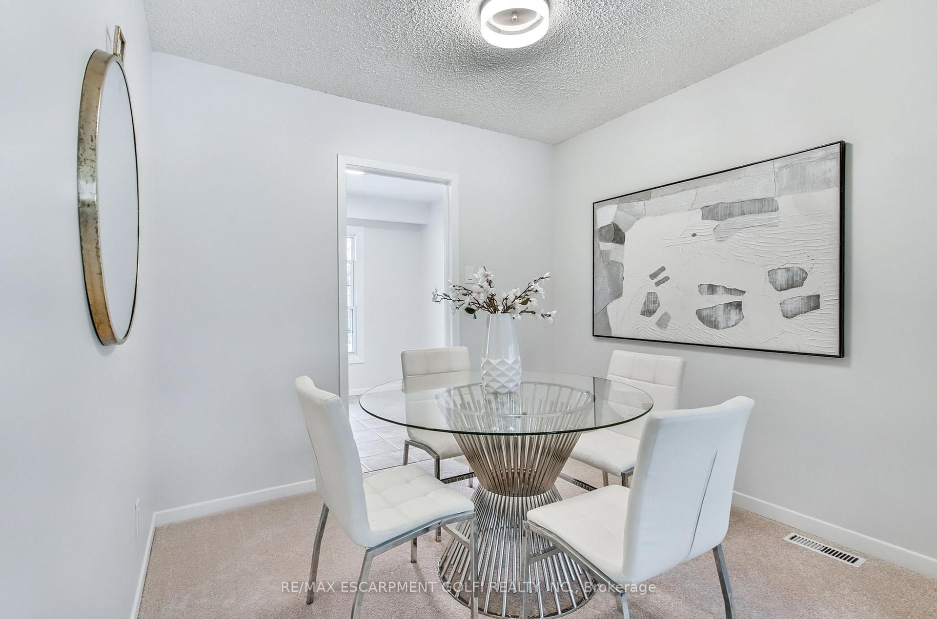 4 Bedrooms Condo at 3041 Glencrest,  Burlington For sale