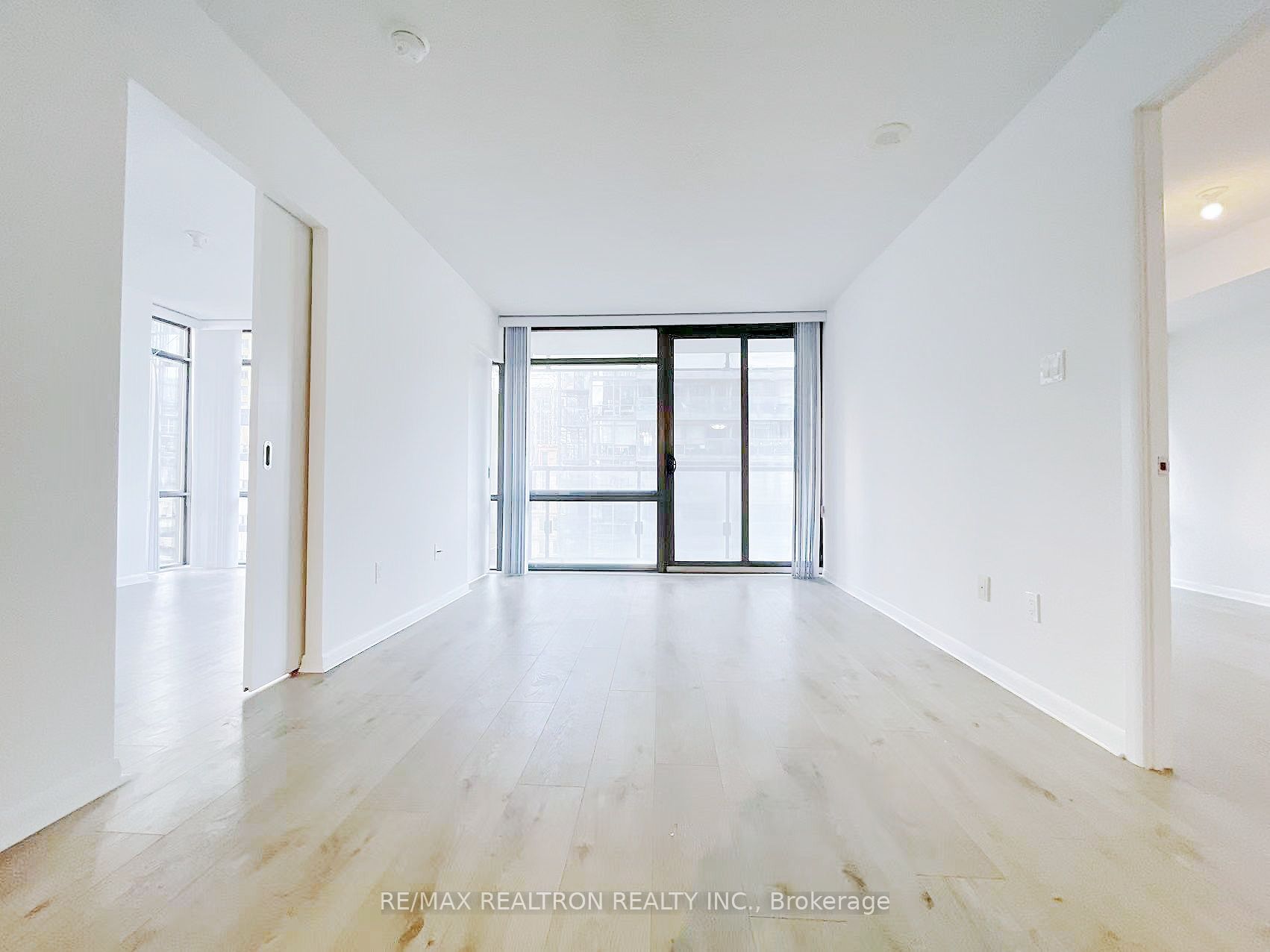 37 Grosvenor Street, #1009