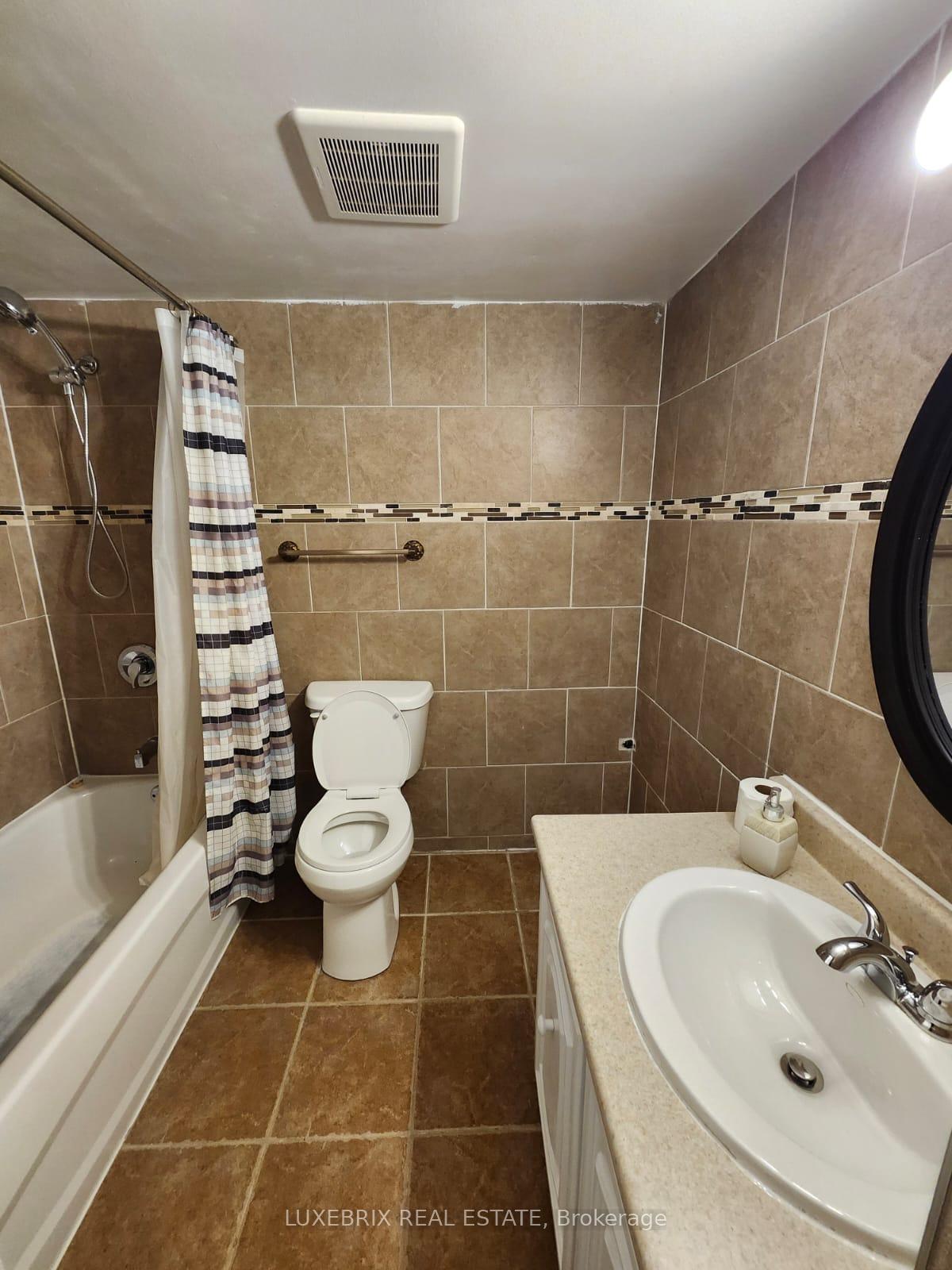 5 Bedrooms Condo at 180 Mississauga, Mississauga For sale