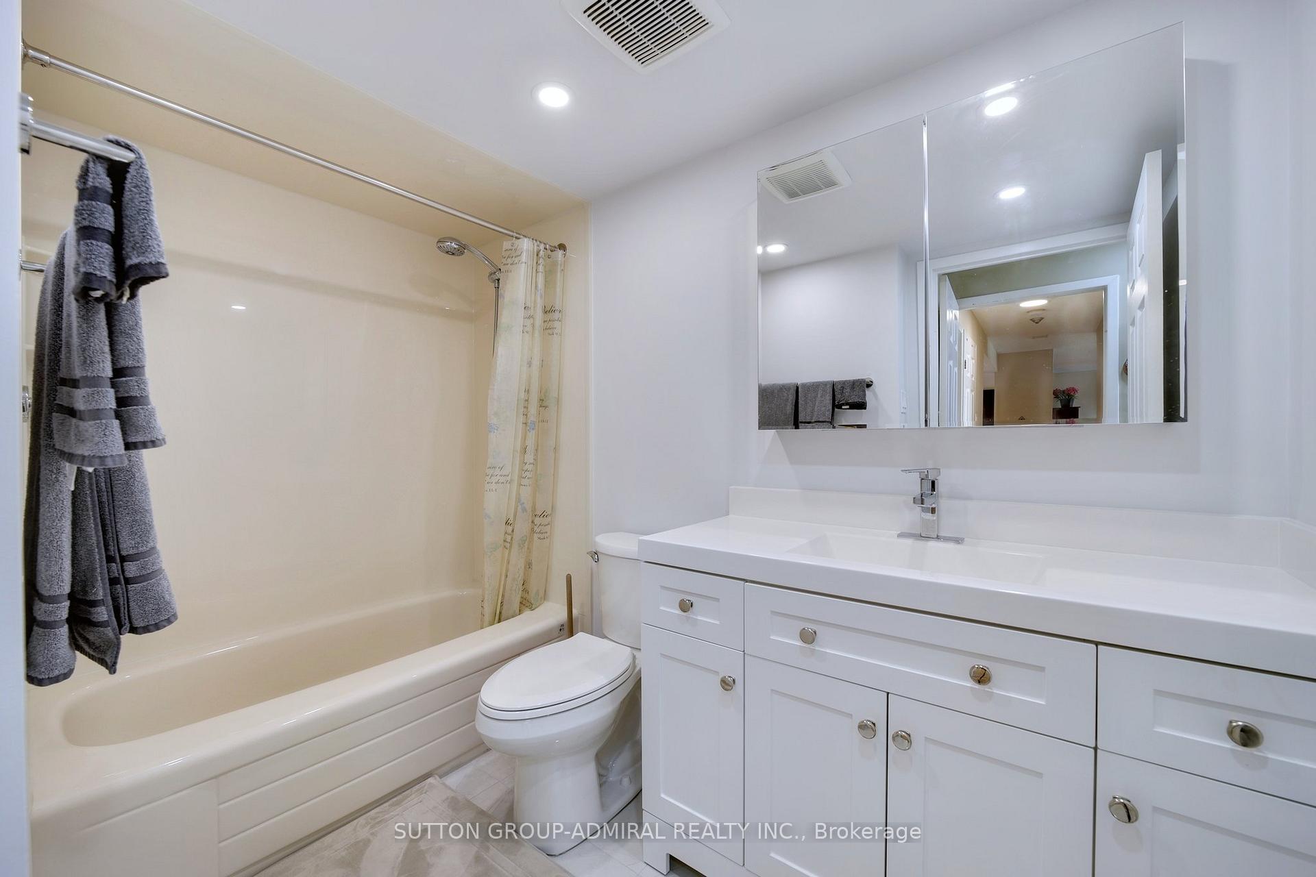 2 Bedrooms Condo at 2091 Hurontario, Mississauga For sale