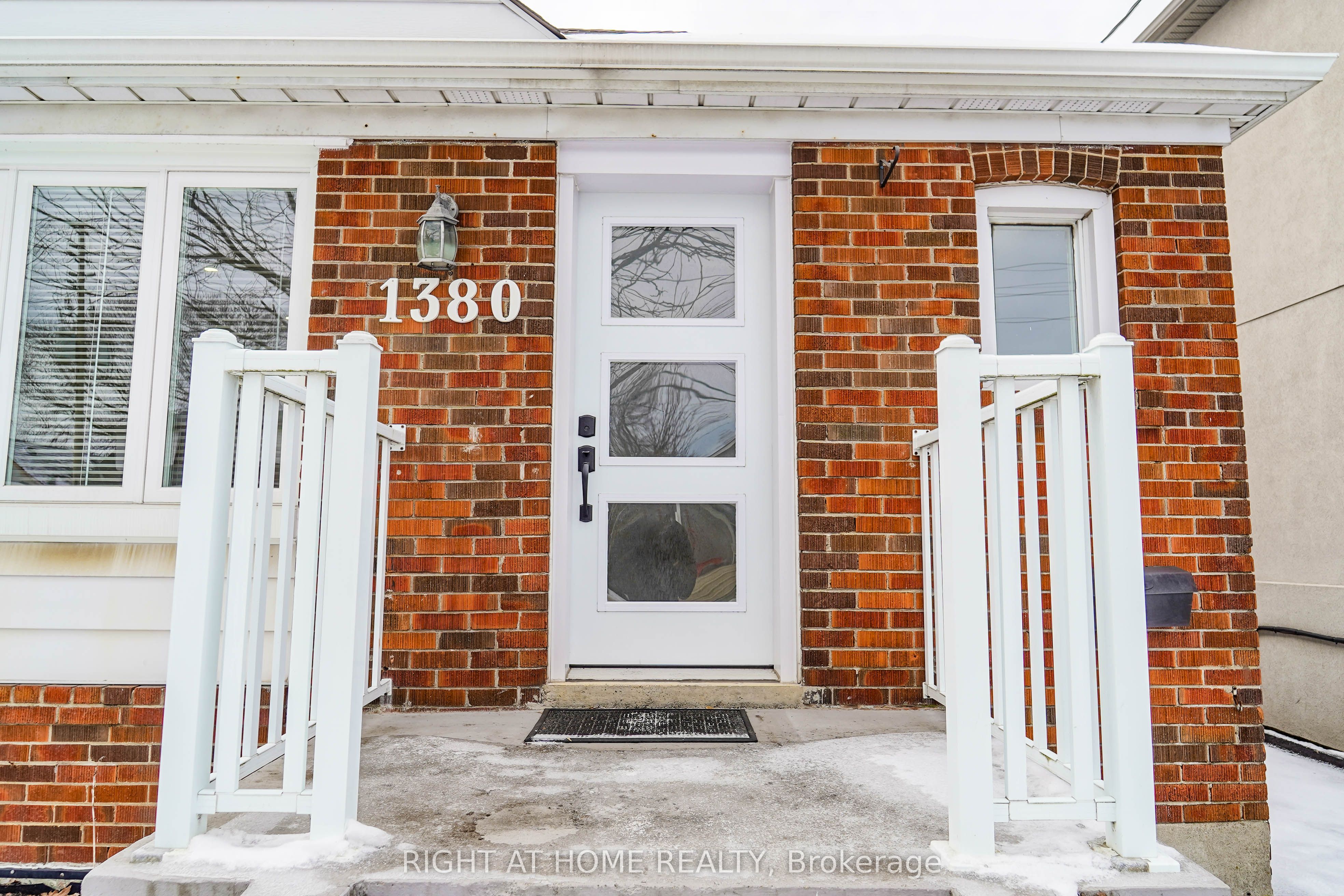 1380 Woodbine Avenue, Toronto, ON M4C 4G5