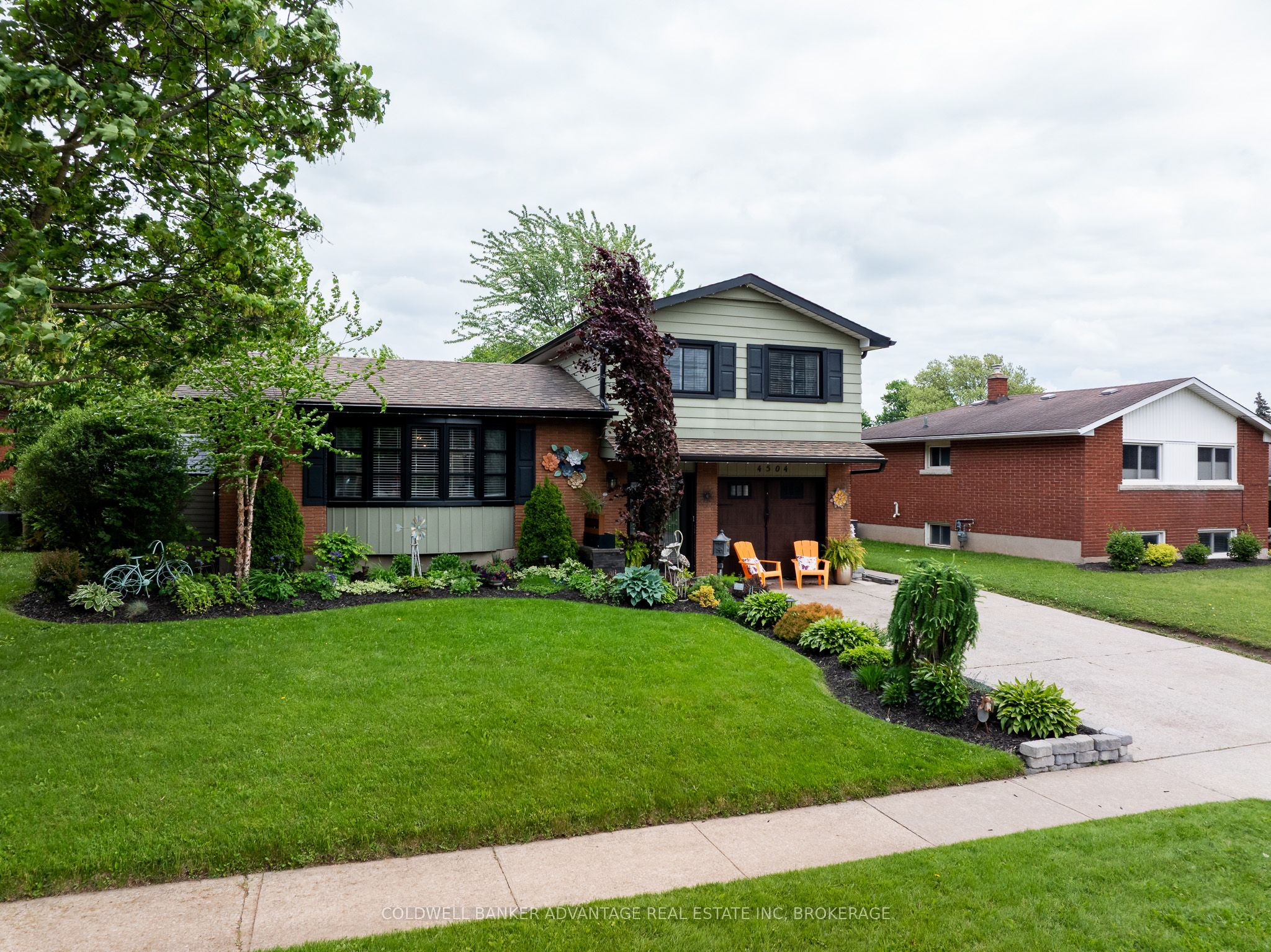 4504 Queensway Gardens N
