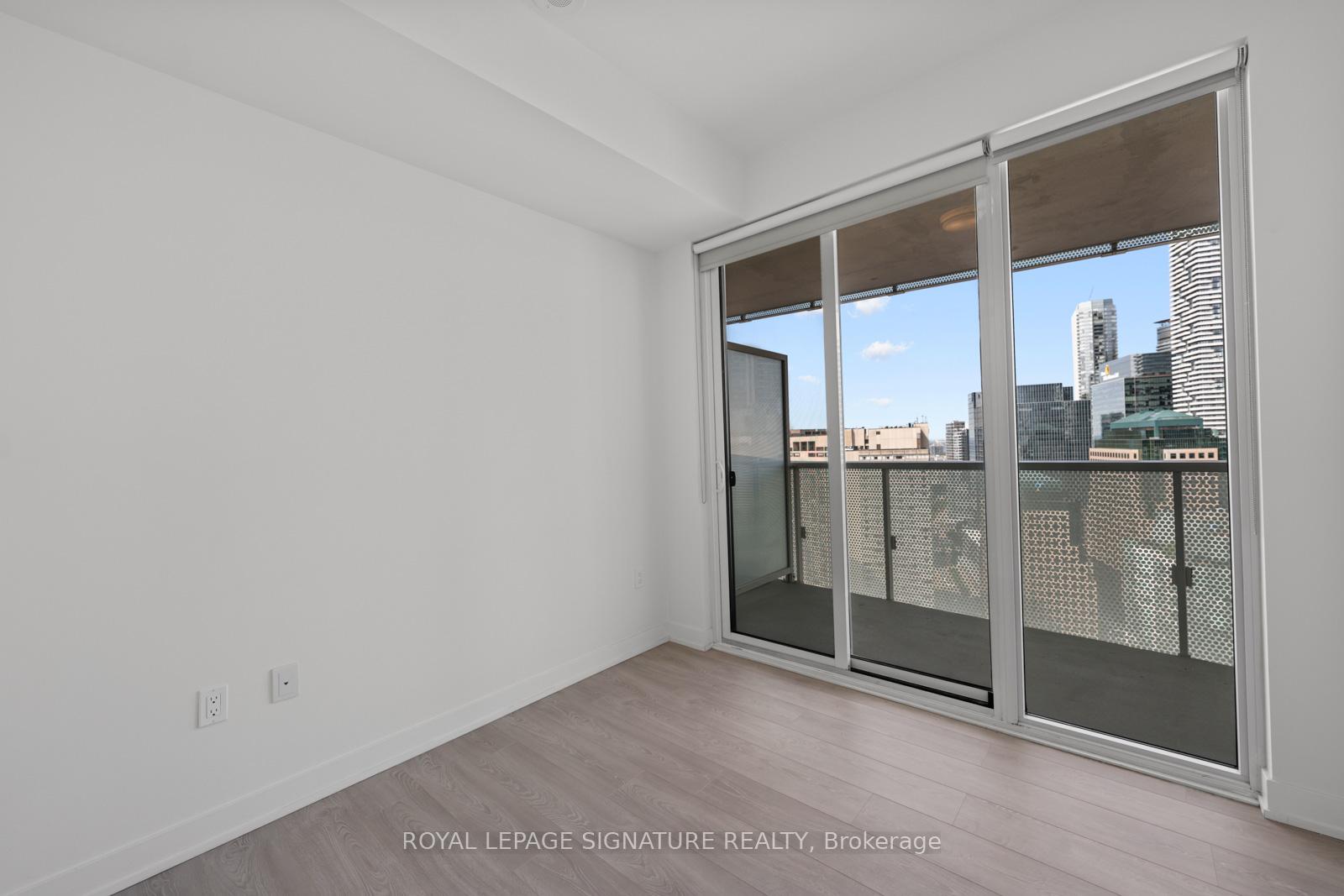 3 Bedrooms Condo at 15 Queens, Toronto For sale