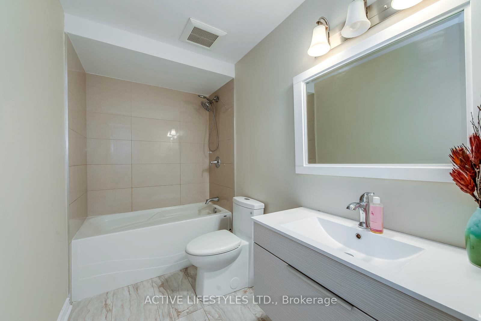 4 Bedrooms Condo at 2301 Derry, Mississauga For sale