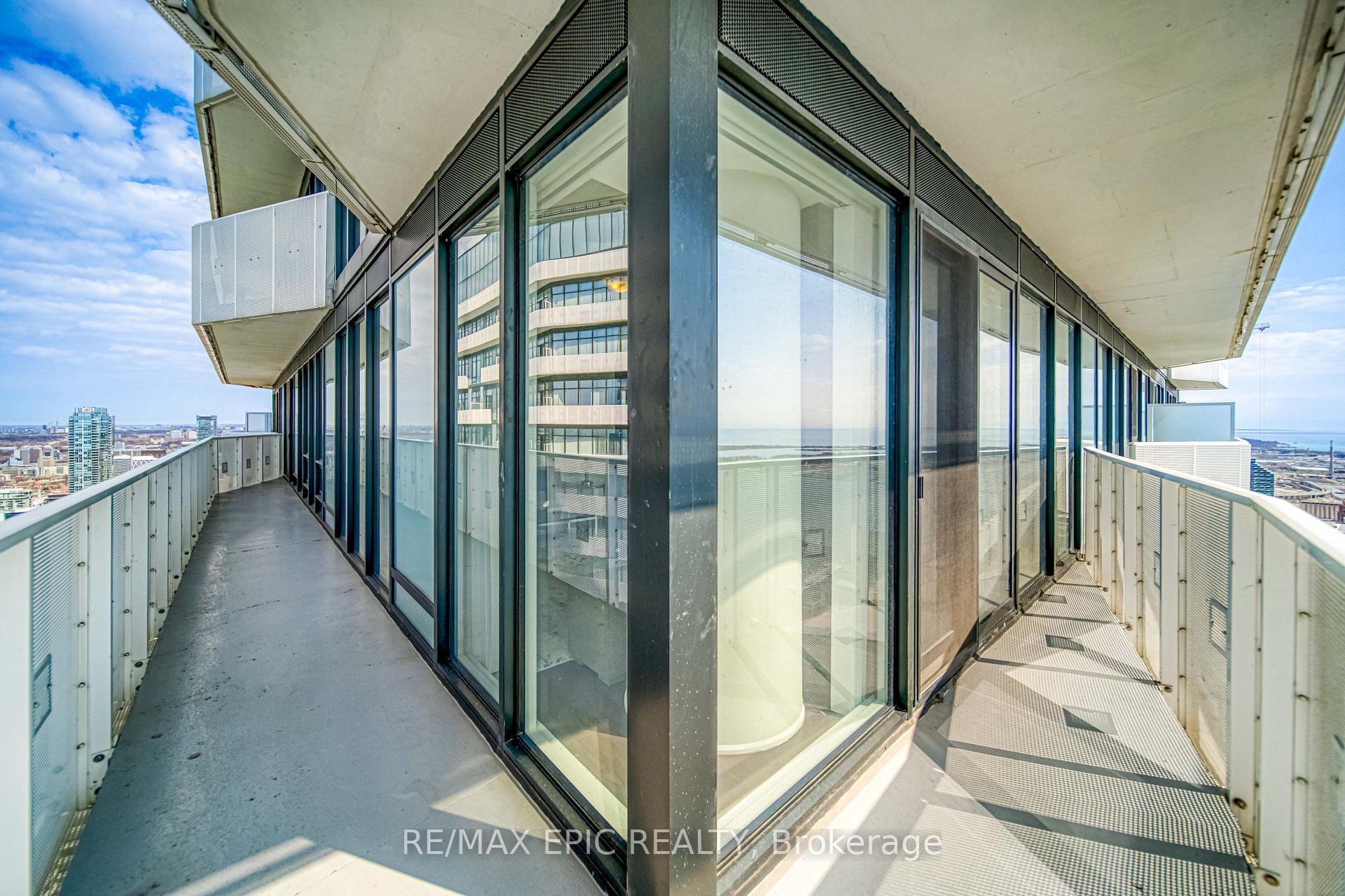 3 Bedrooms Condo at 88 Harbour,  Toronto For sale