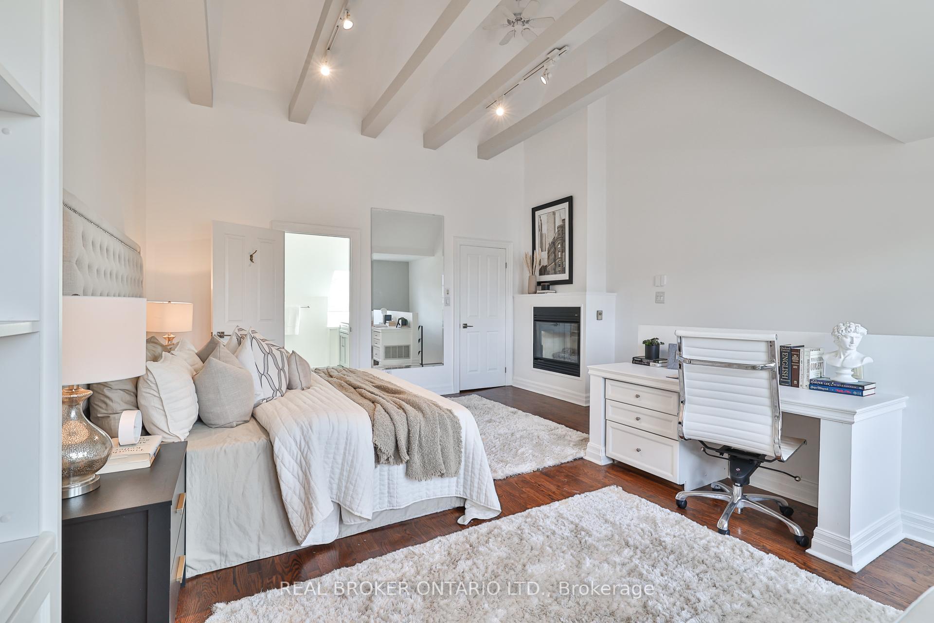 2 Bedrooms Condo at 195 Poplar Plains, Toronto For sale