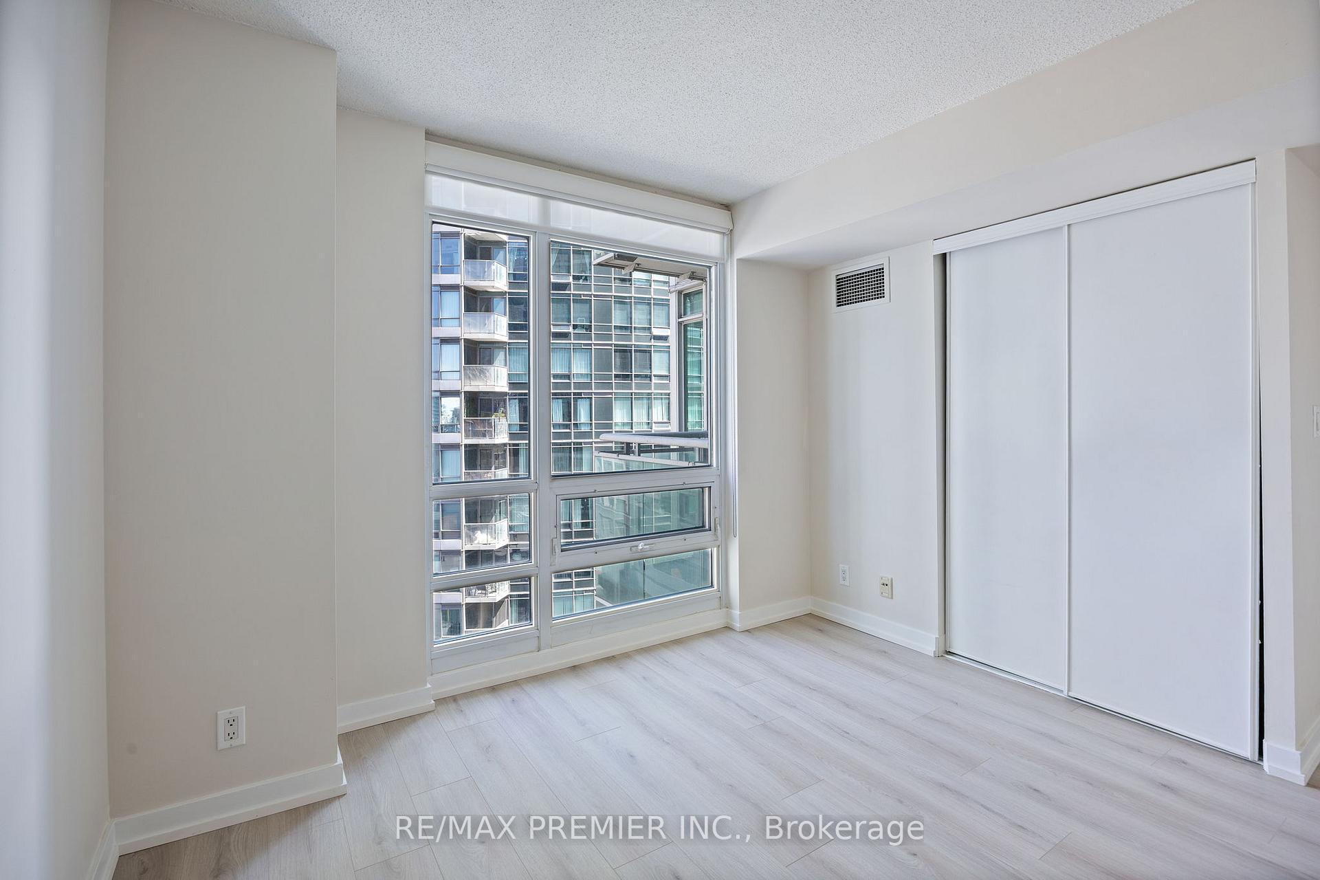 2 Bedrooms Condo at 381 Front,  Toronto For sale