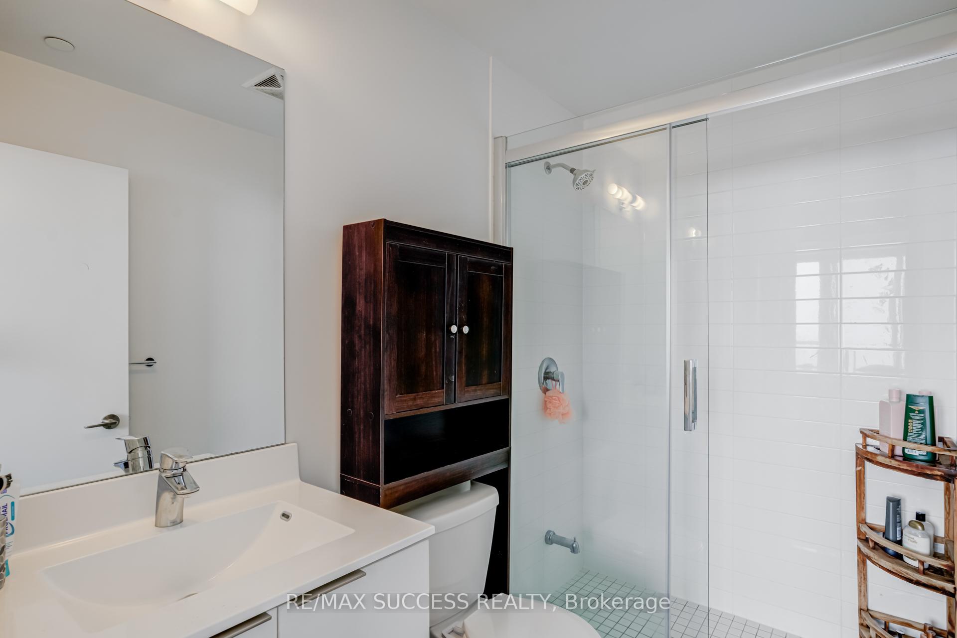 3 Bedrooms Condo at 20 Shore breeze, Toronto For sale