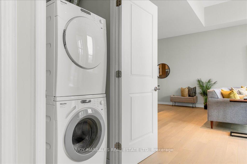 2 Bedrooms Condo at 50 Murray,  Hamilton For sale
