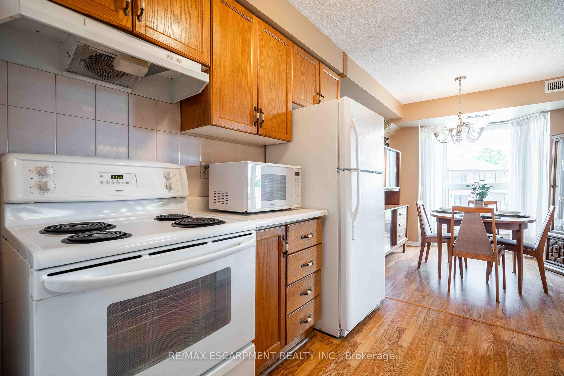 2 Bedrooms Condo at 416 Limeridge, Hamilton For sale