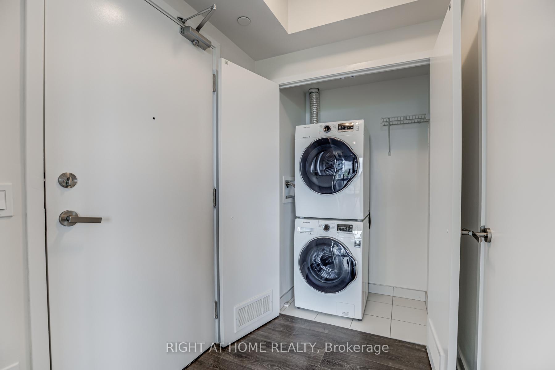 2 Bedrooms Condo at 99 Broadway, Toronto For sale