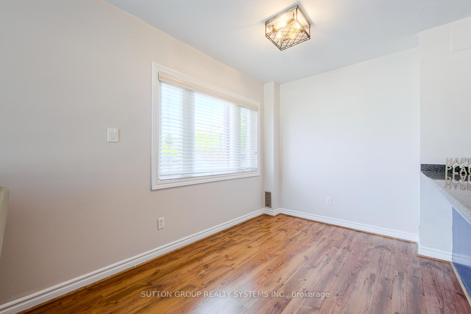 2 Bedrooms Condo at 1701 Lampman, Burlington For sale
