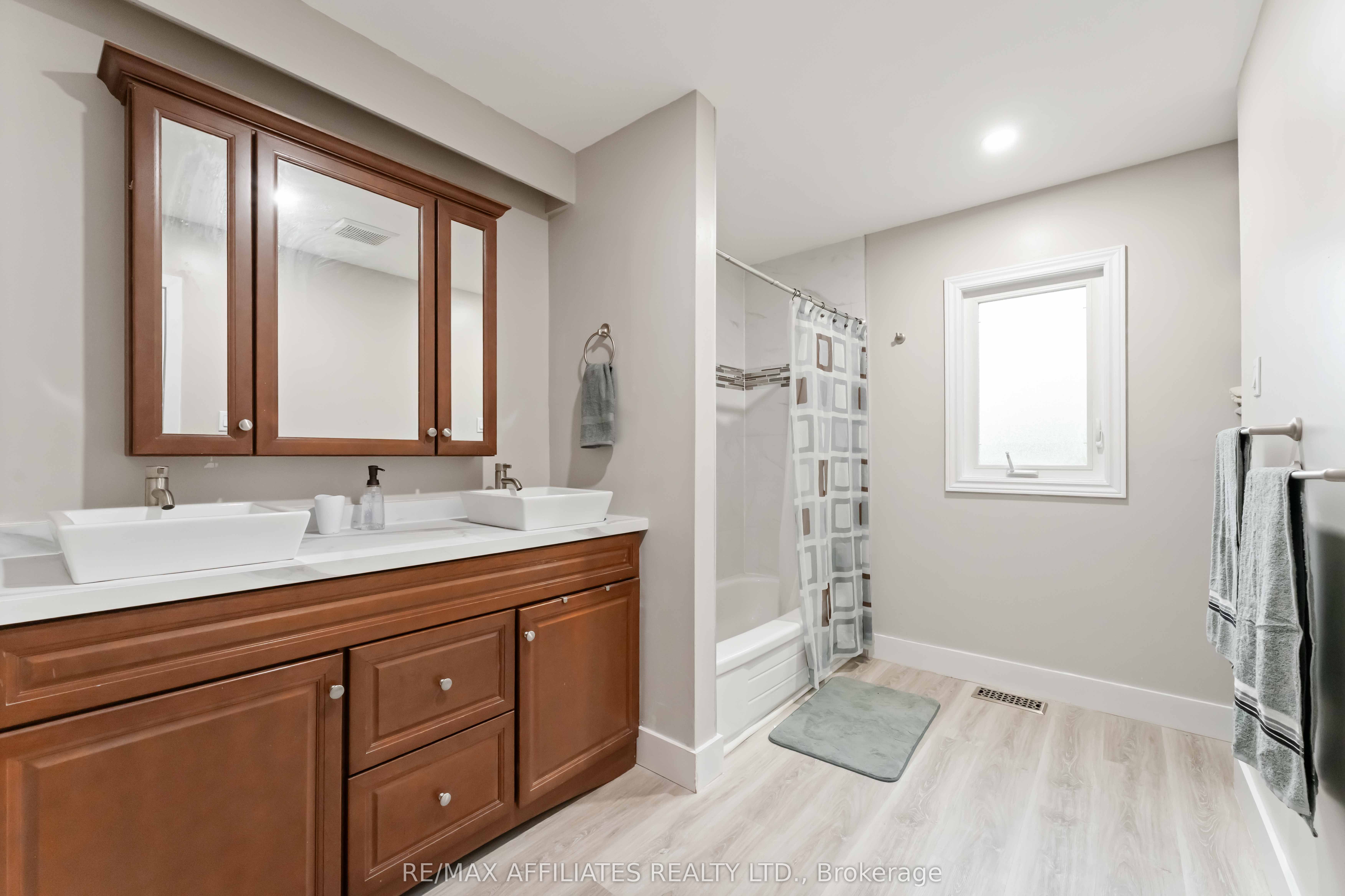 2 Teakwood Court