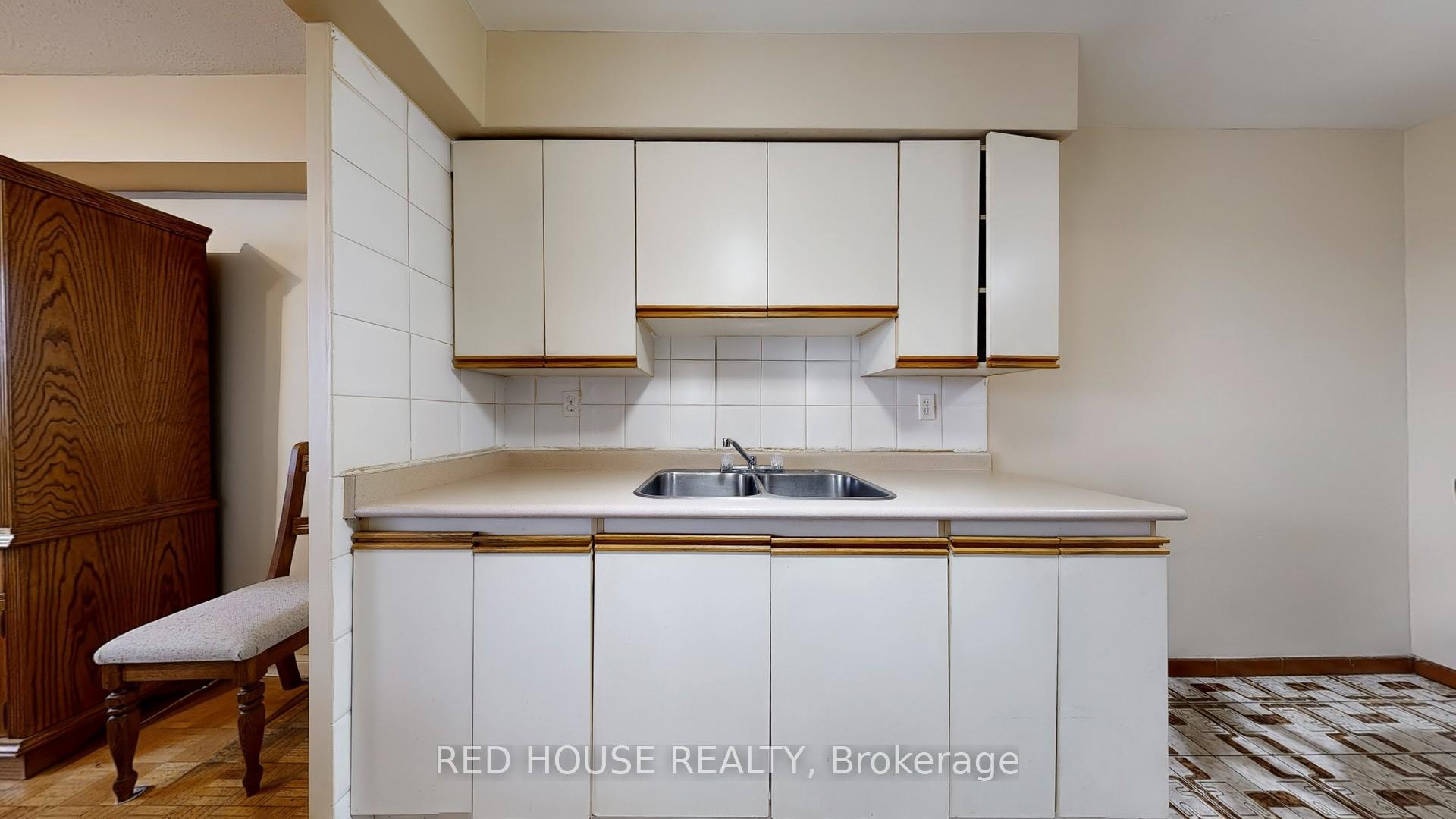 2 Bedrooms Condo at 5 Frith, Toronto For sale