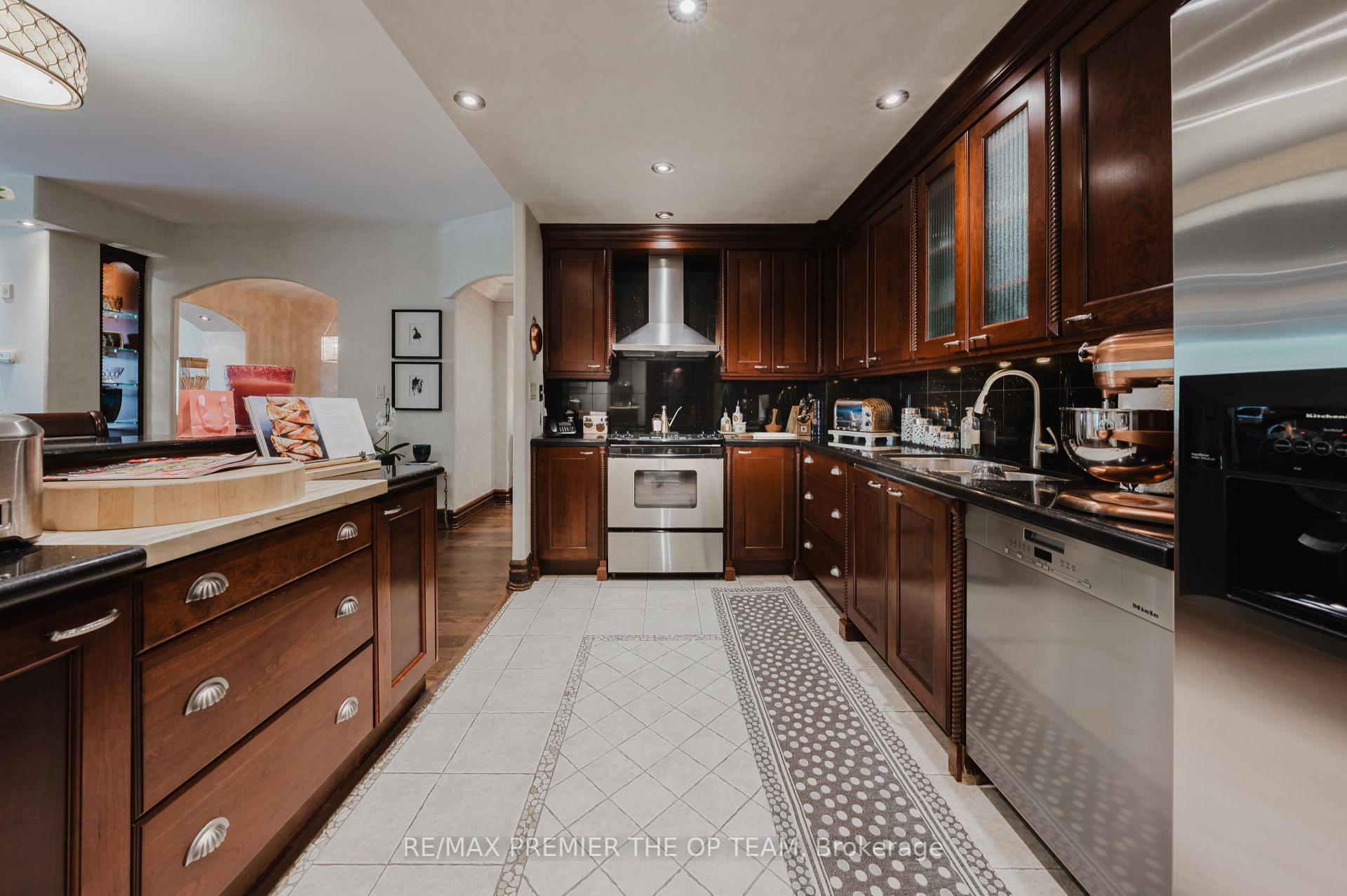 2 Bedrooms Condo at 121 Woodbridge, Vaughan For sale