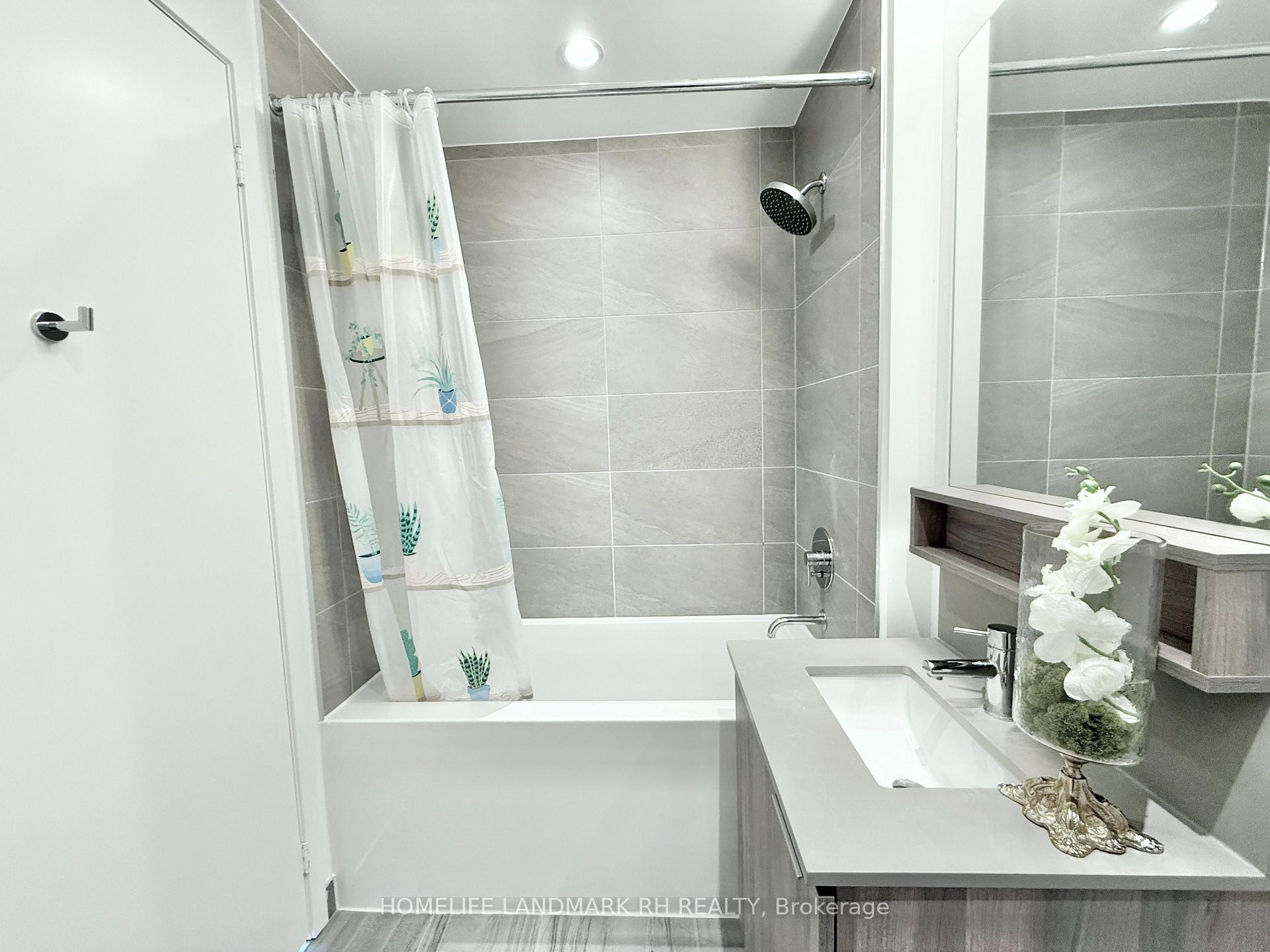 3 Bedrooms Condo at 950 Portage, Vaughan For sale