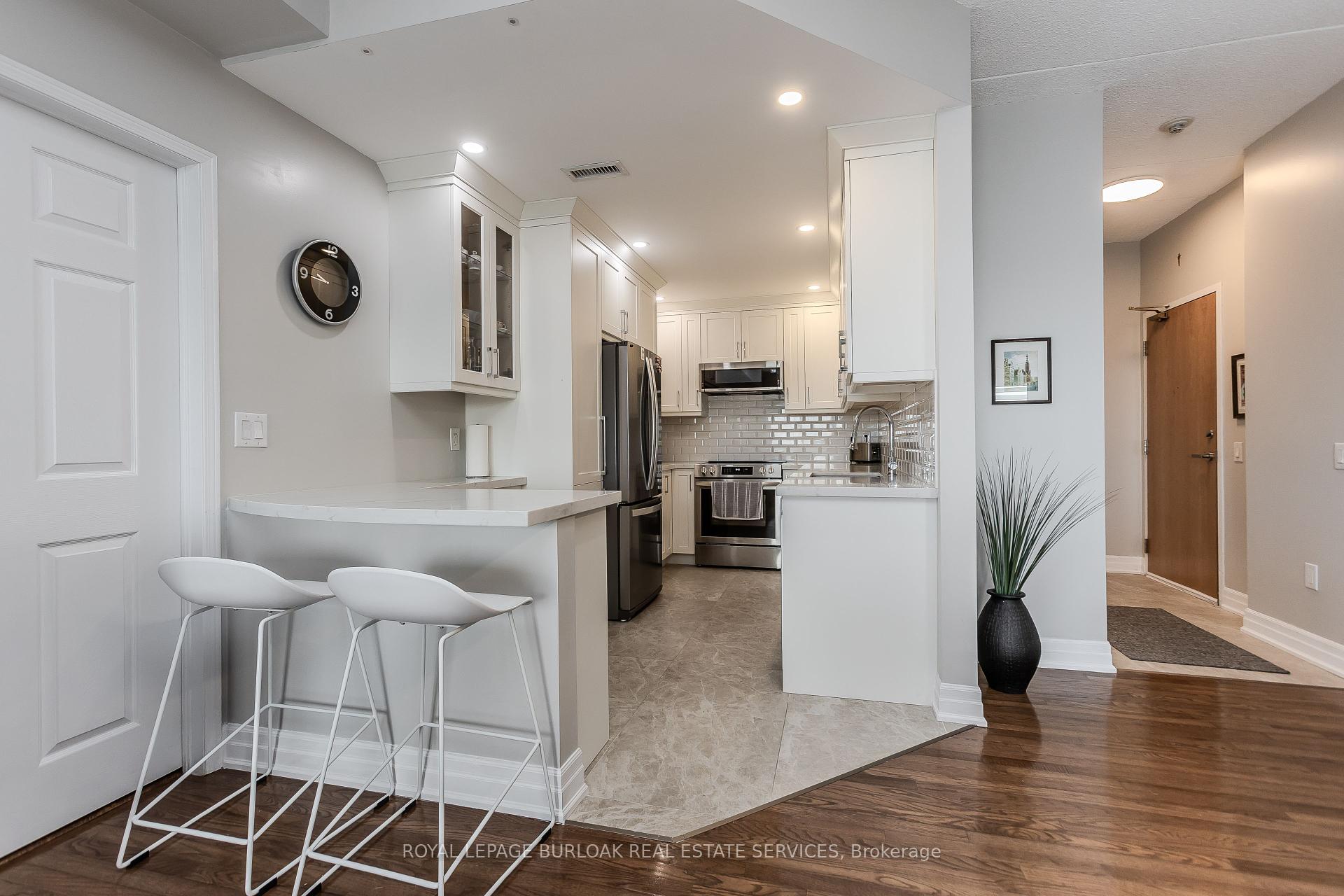 2 Bedrooms Condo at 2085 Amherst Heights, Burlington For sale