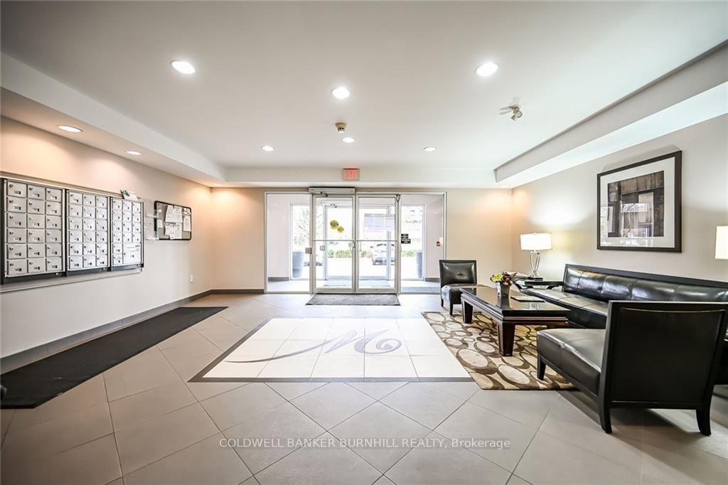 2 Bedrooms Condo at 396 Plains, Burlington For sale