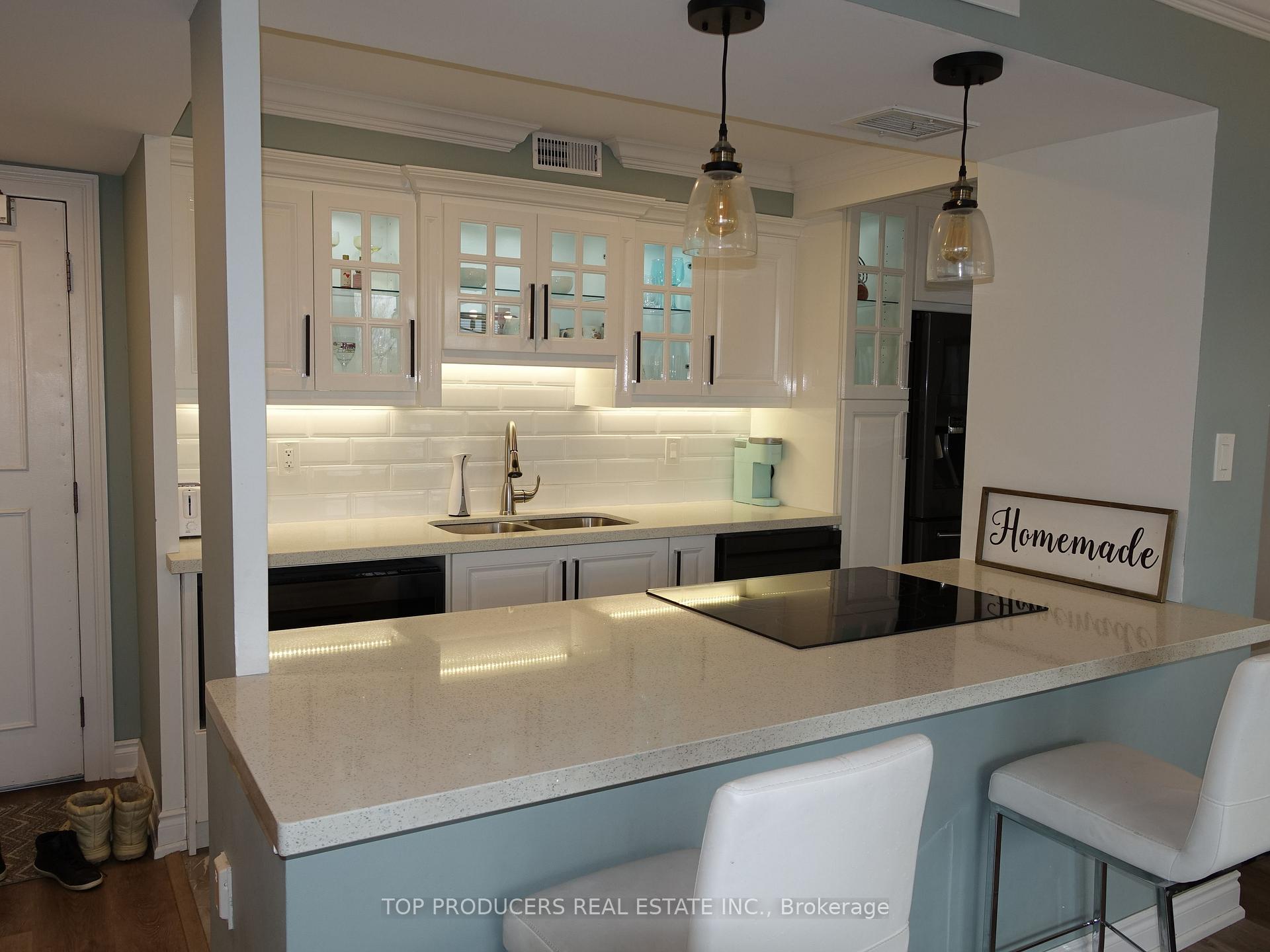 2 Bedrooms Condo at 1333 Bloor,  Mississauga For sale