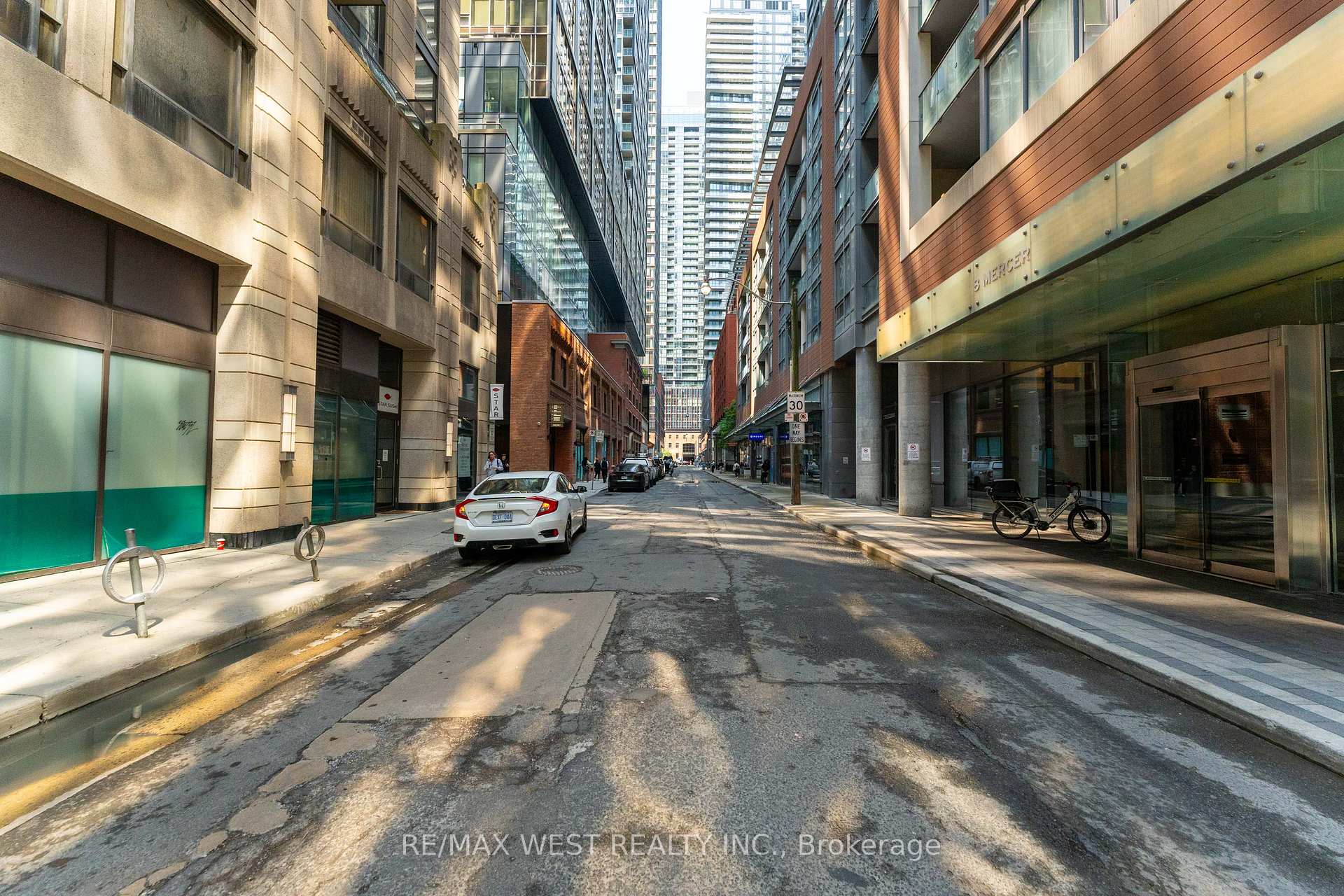2 Bedrooms Condo at 8 Mercer, Toronto For sale