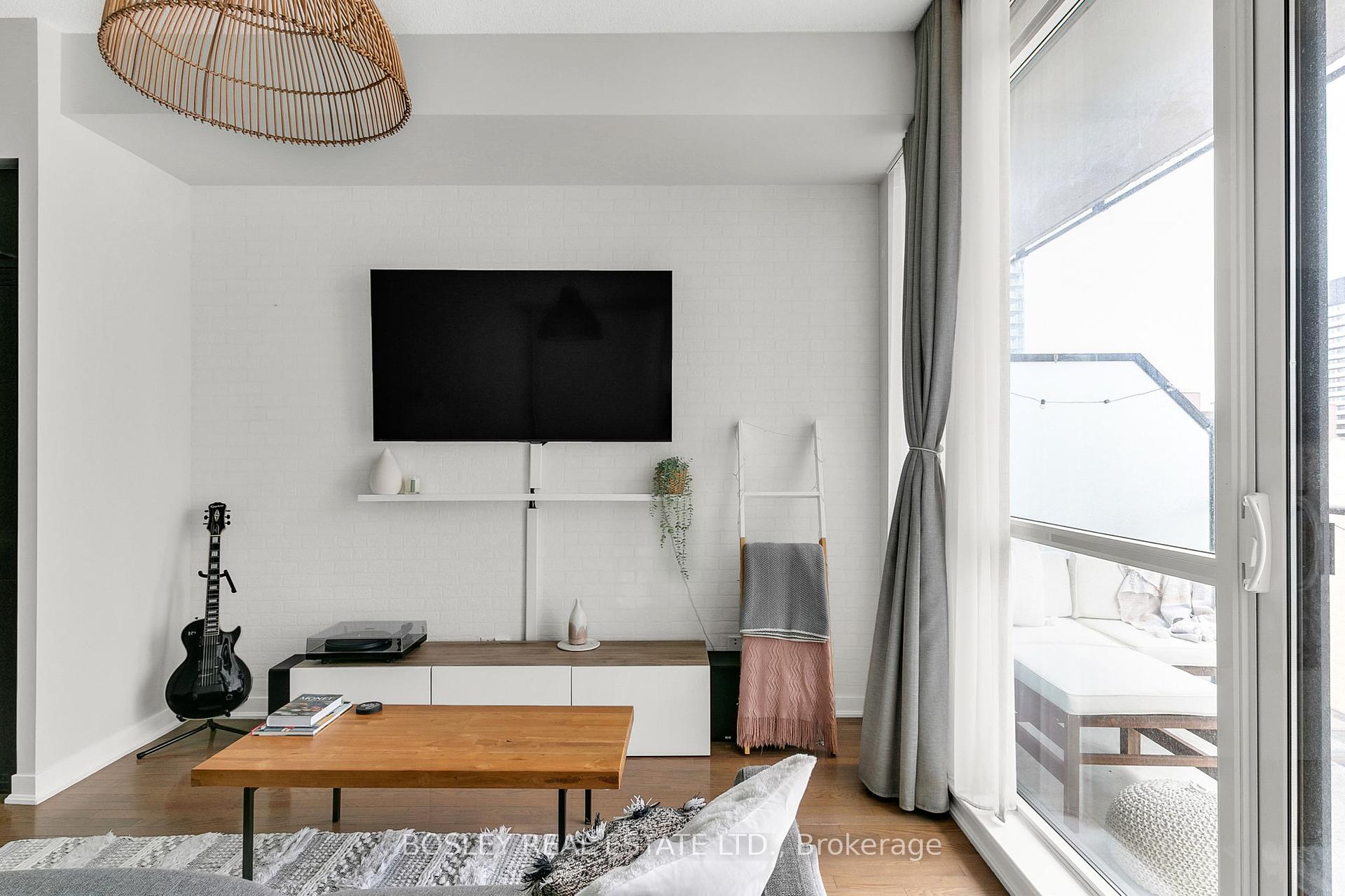 2 Bedrooms Condo at 770 Bay, Toronto For sale