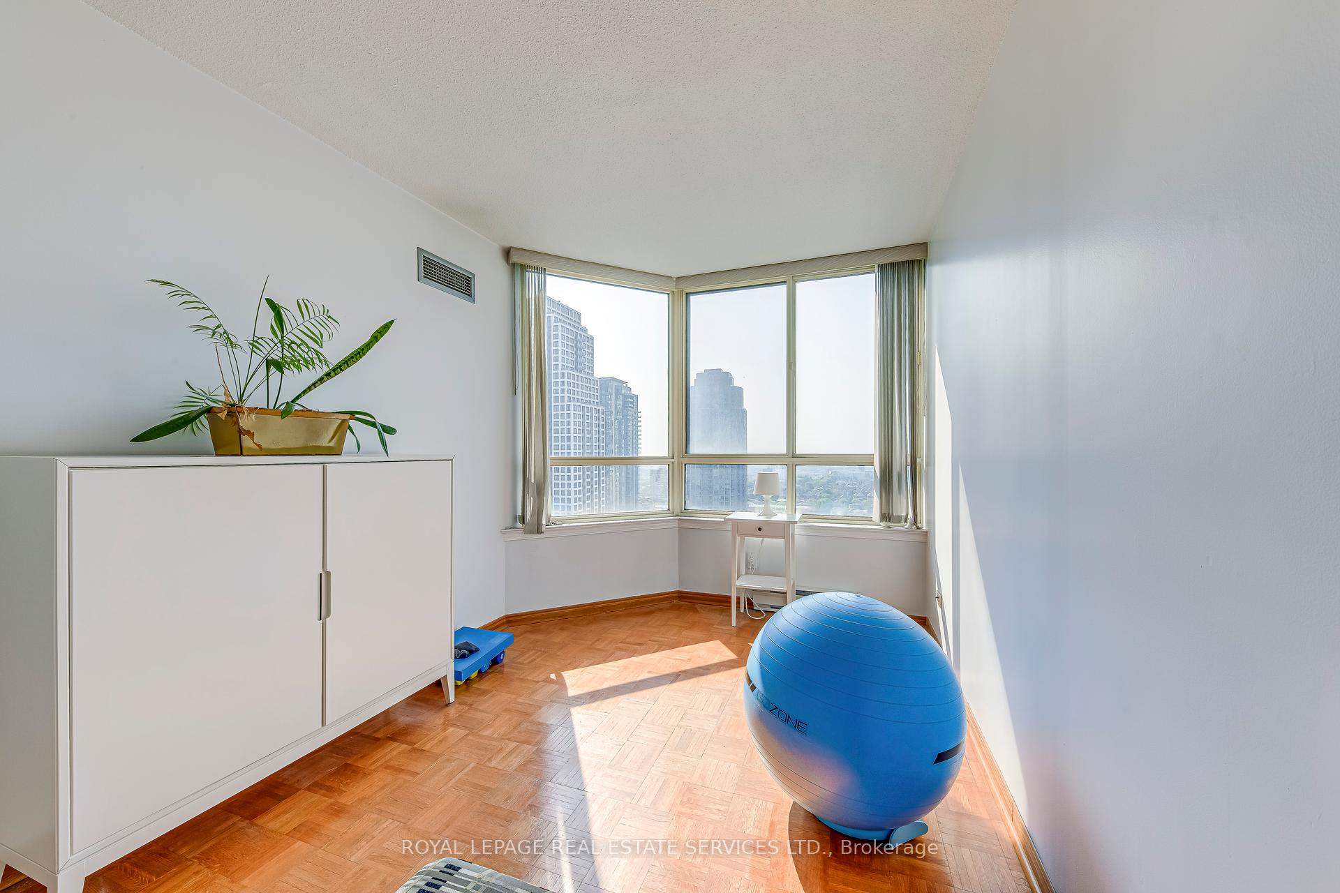 2 Bedrooms Condo at 3605 Kariya, Mississauga For sale