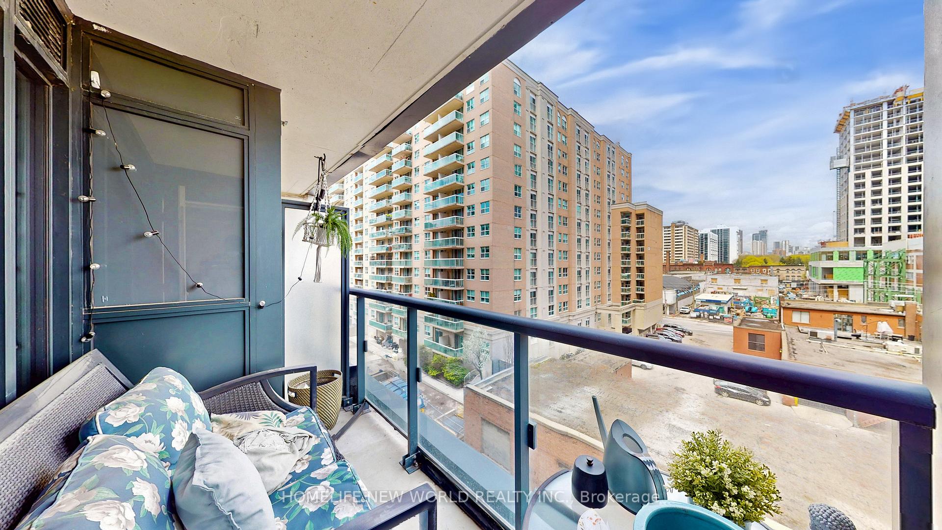 2 Bedrooms Condo at 400 Adelaide, Toronto For sale