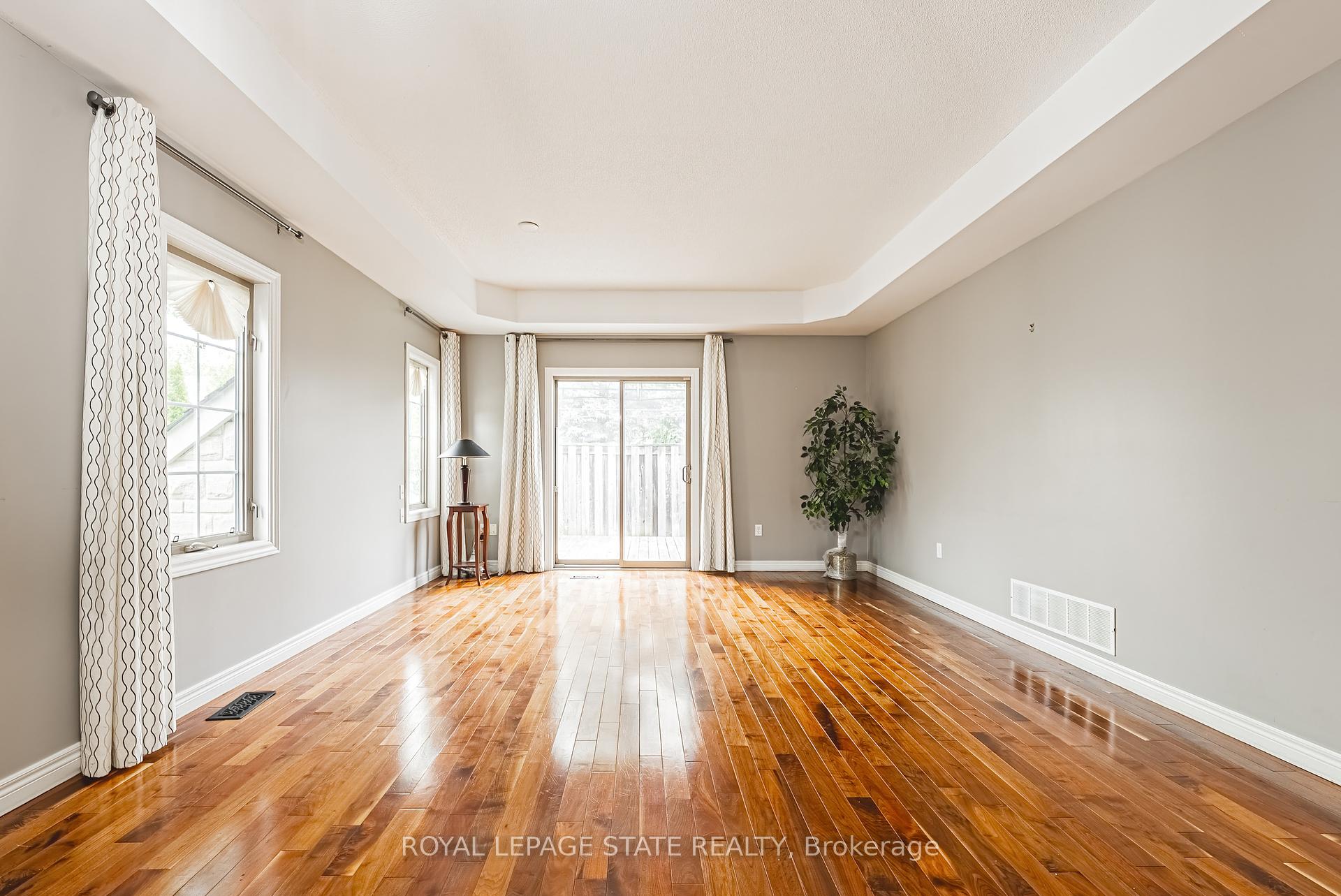 2 Bedrooms Condo at 130 Southbrook, Hamilton For sale