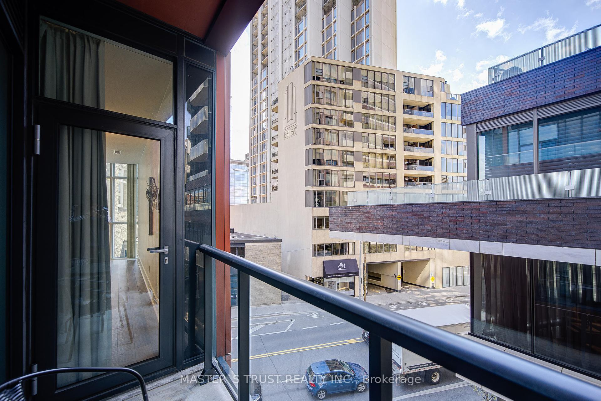 2 Bedrooms Condo at 32 Davenport, Toronto For sale