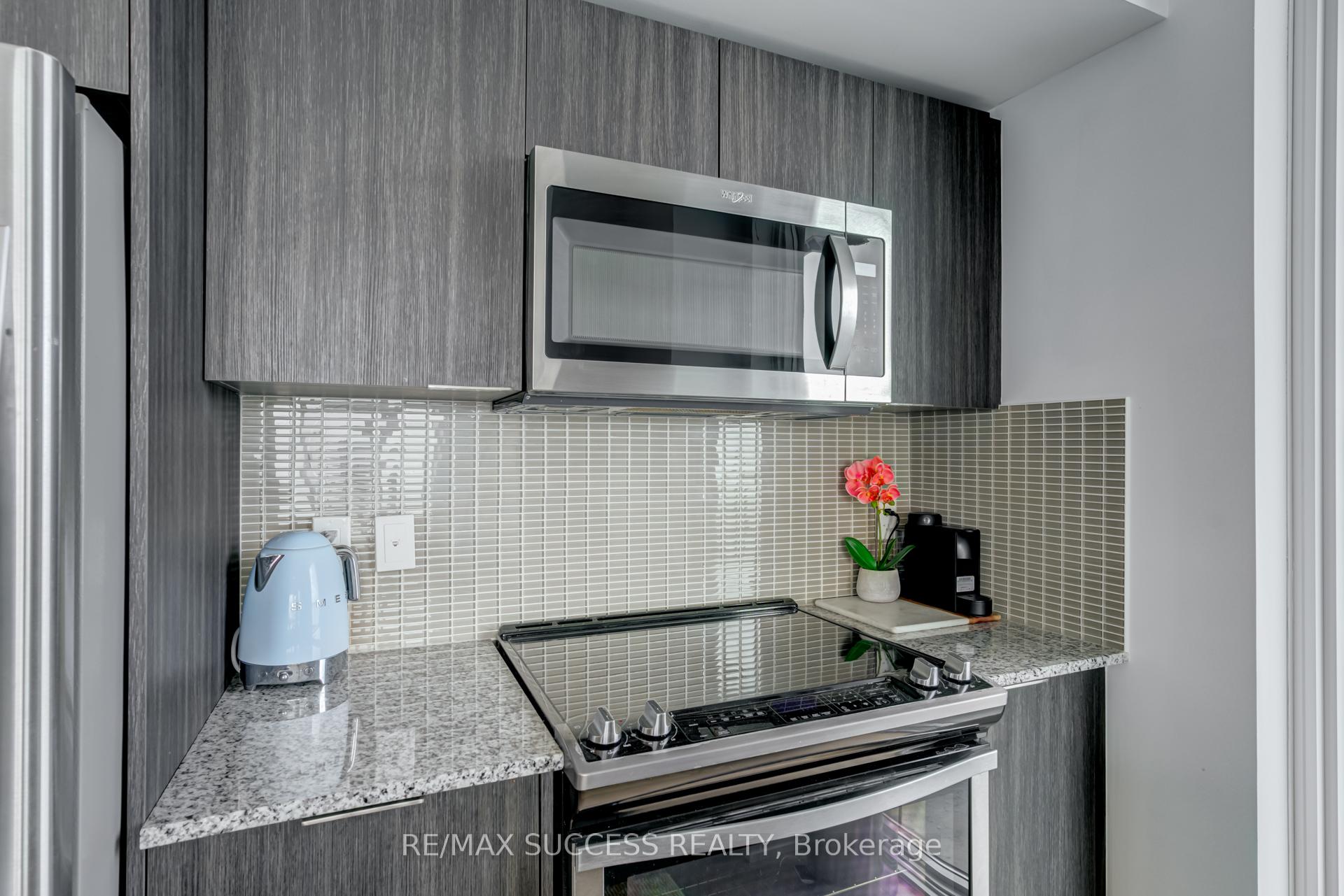 3 Bedrooms Condo at 20 Shore breeze, Toronto For sale