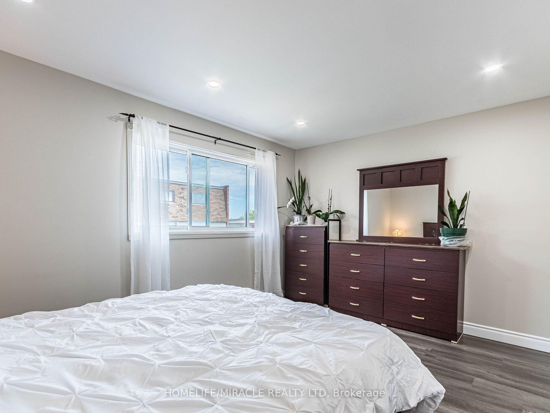 5 Bedrooms Condo at 180 Mississauga Valley, Mississauga For sale