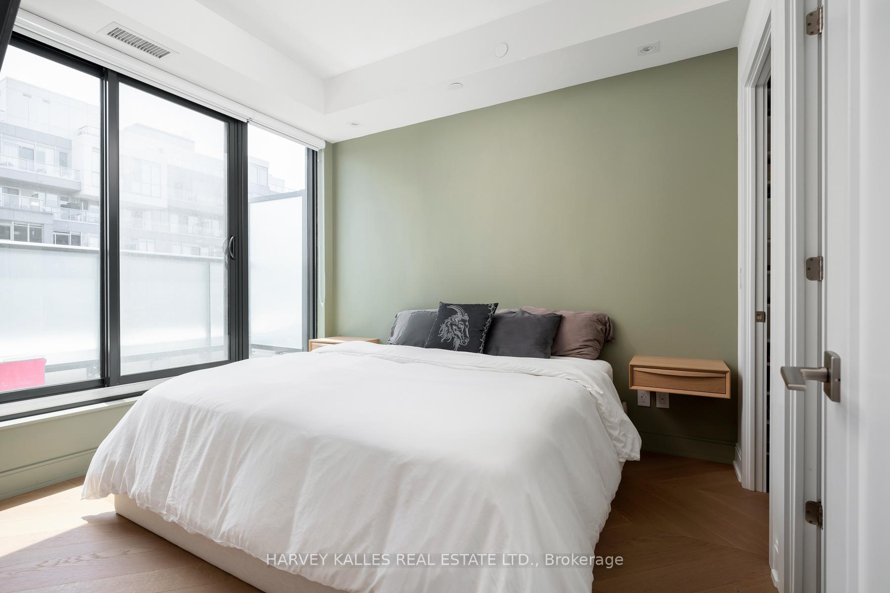 840 St Clair Avenue W 708