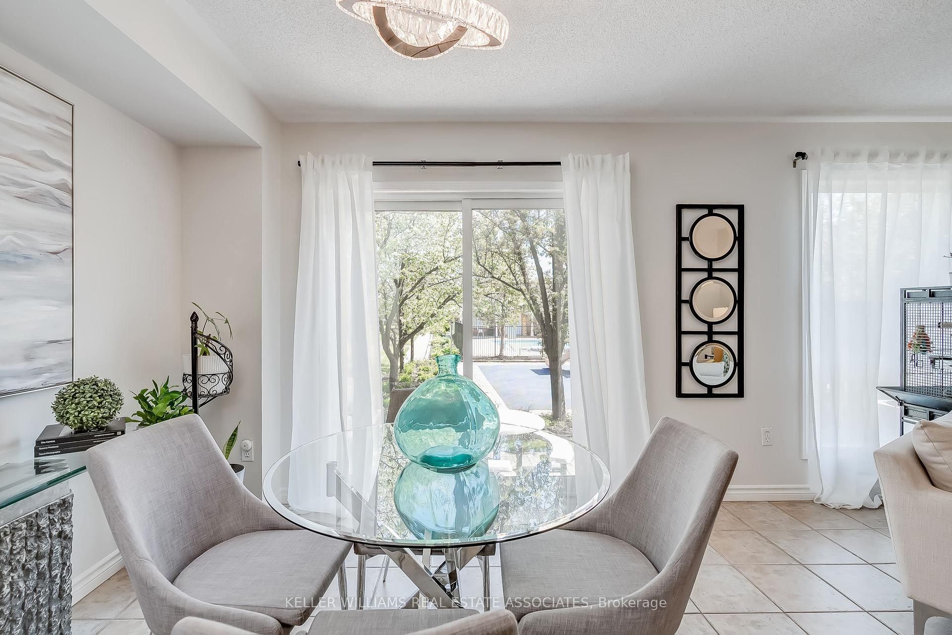 4 Bedrooms Condo at 5305 Glen Erin, Mississauga For sale