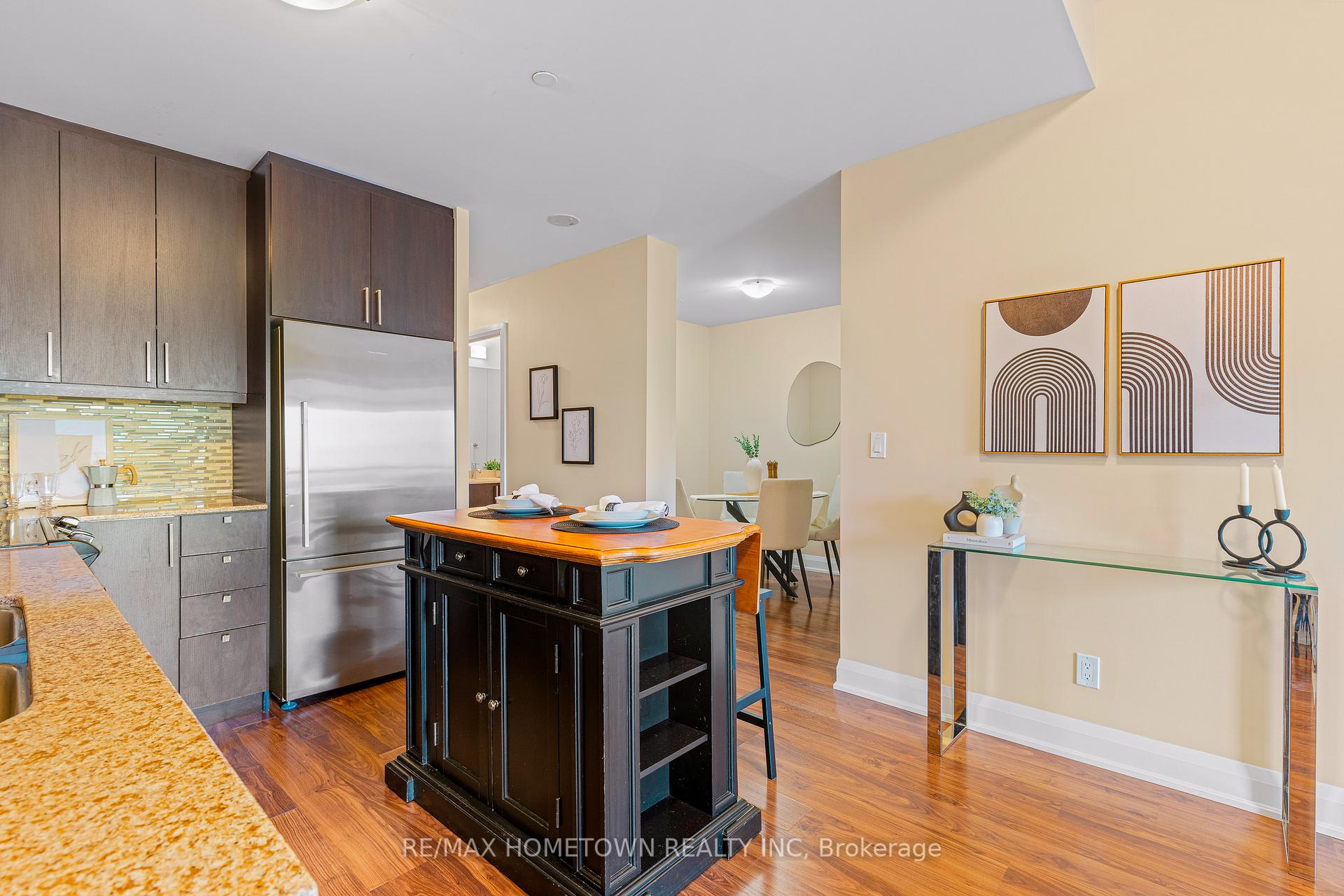 2 Bedrooms Condo at 35 Fontenay, Toronto For sale