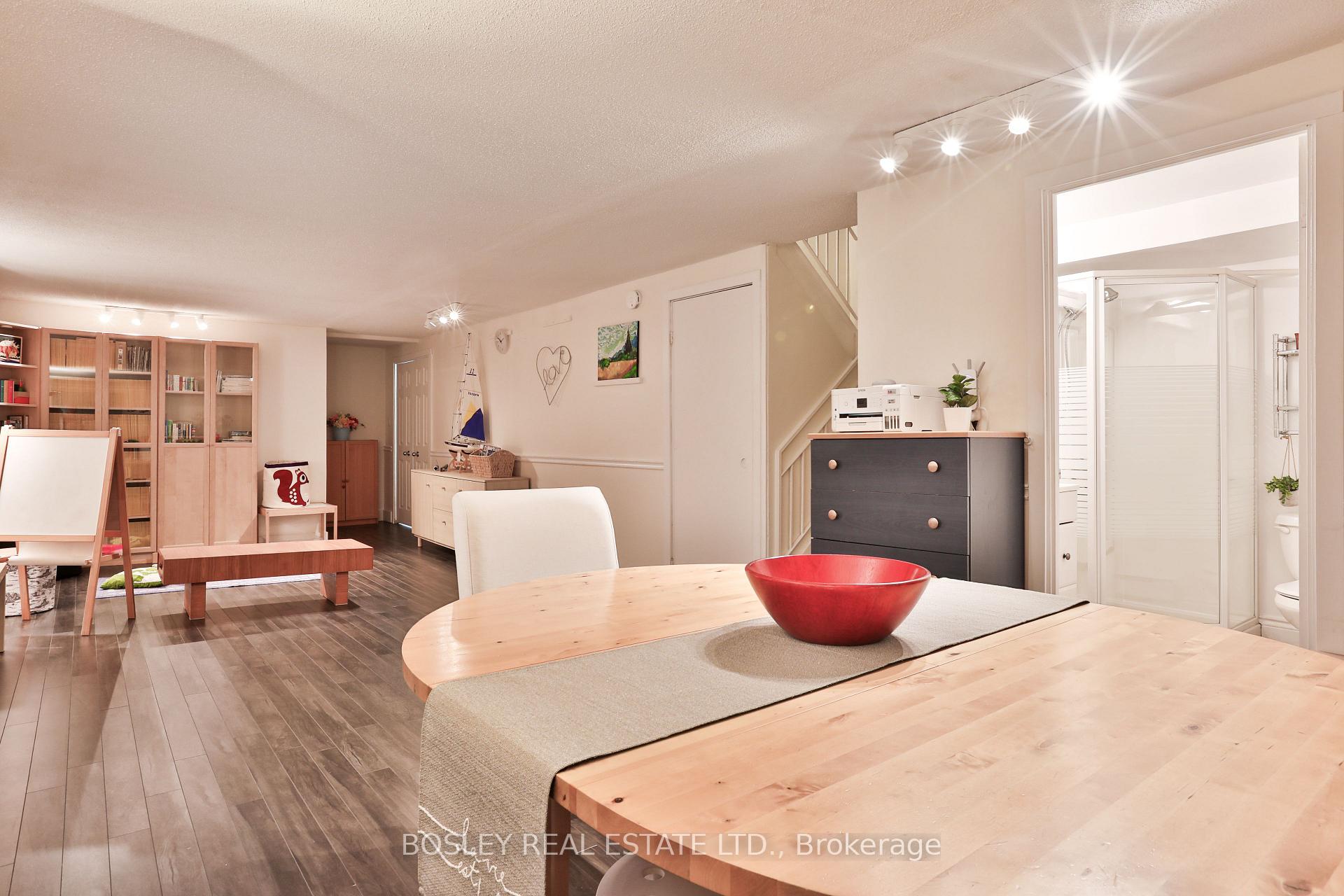 3 Bedrooms Condo at 1250 Mississauga Valley, Mississauga For sale