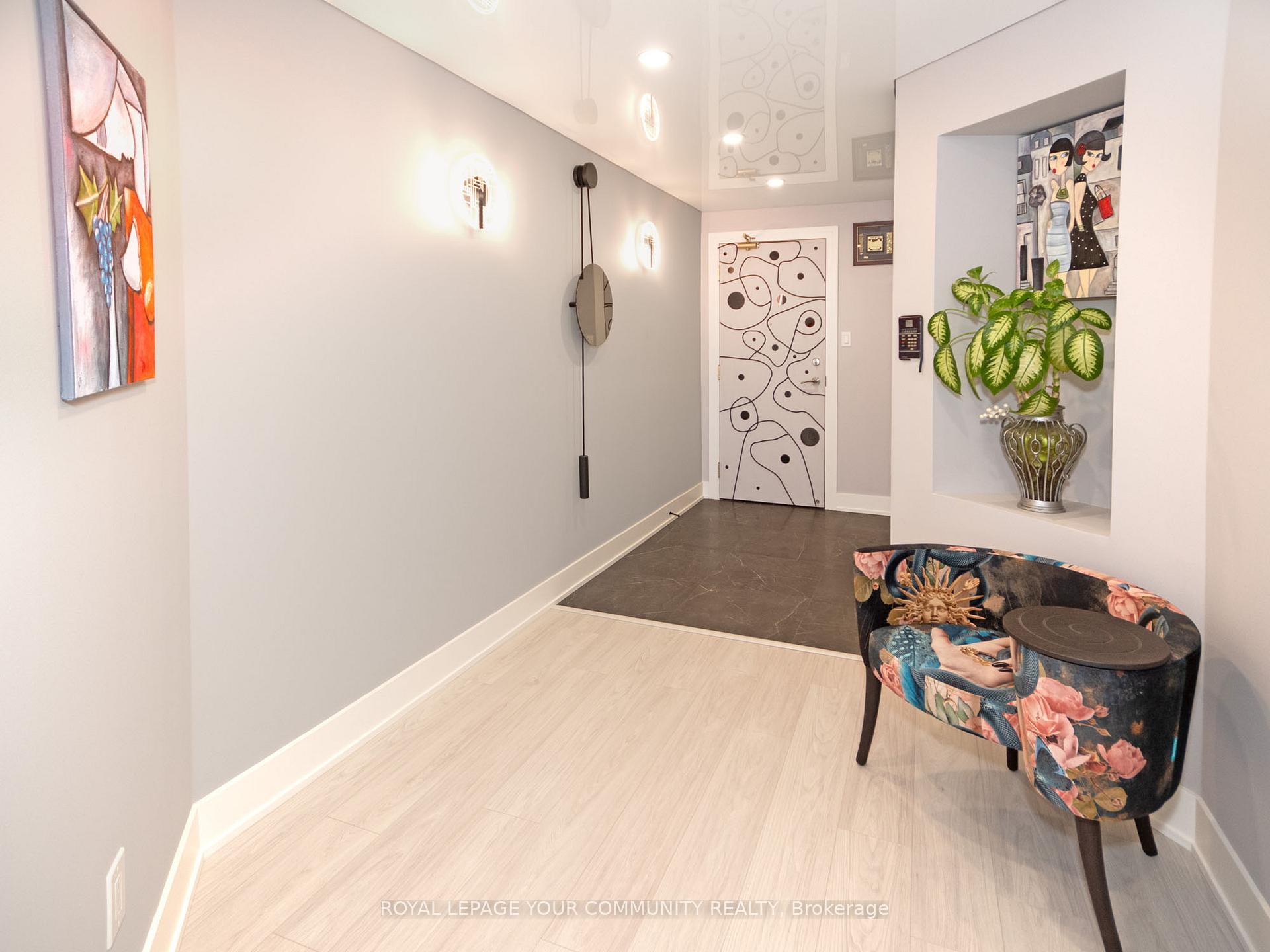 2 Bedrooms Condo at 11 Townsgate, Vaughan For sale