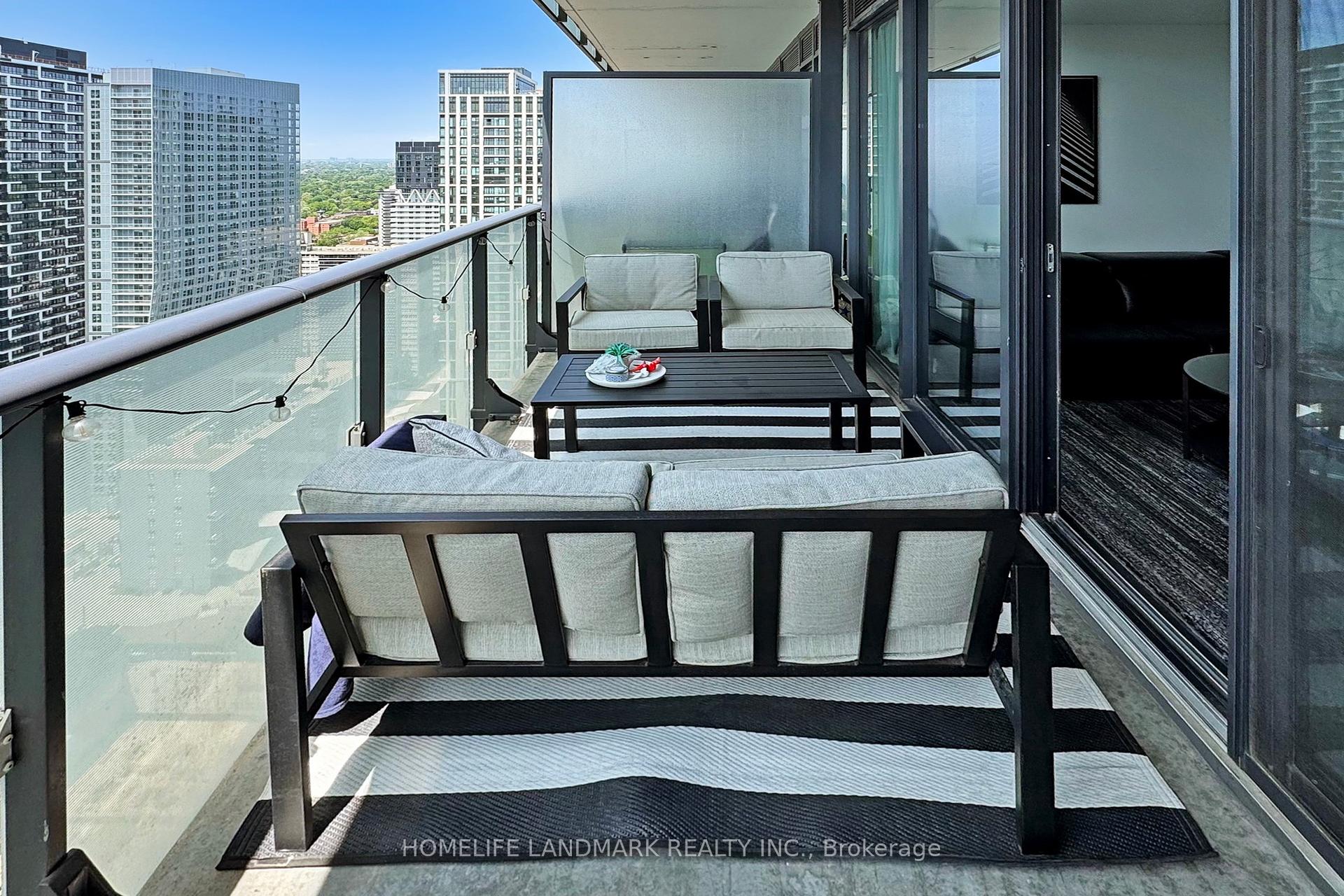 2 Bedrooms Condo at 185 Roehampton, Toronto For sale