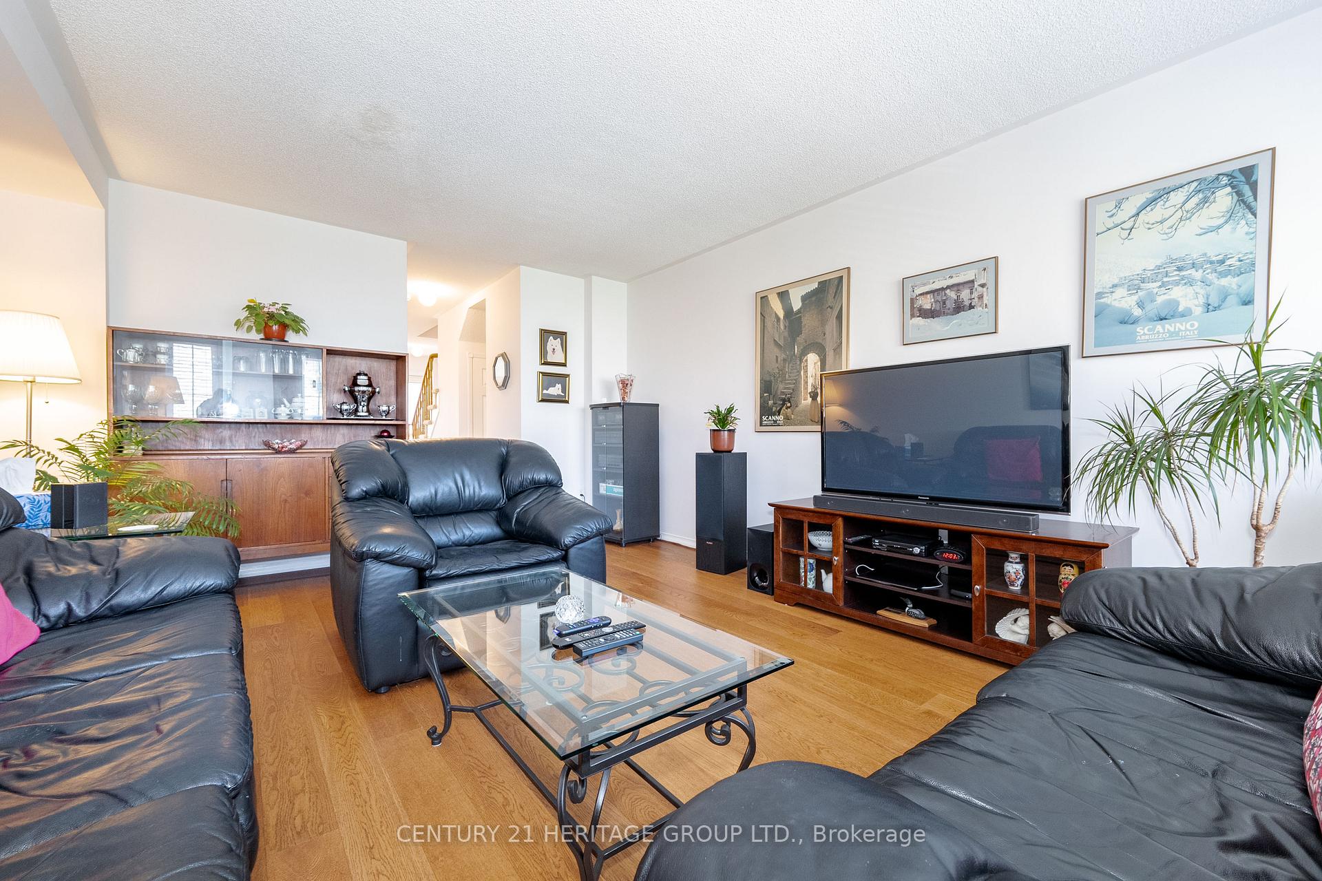 3 Bedrooms Condo at 124 Rory,  Toronto For sale