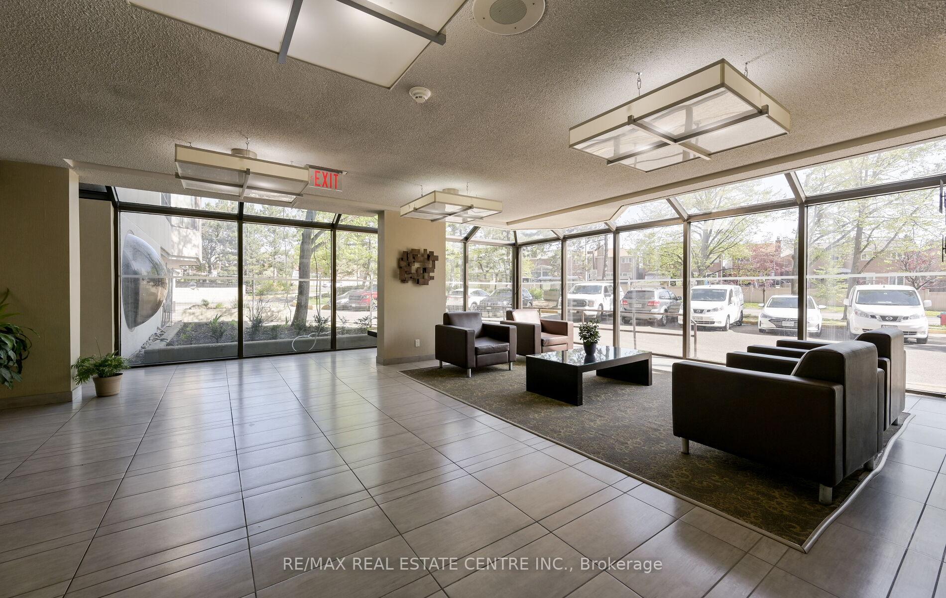 3 Bedrooms Condo at 200 Robert Speck, Mississauga For sale
