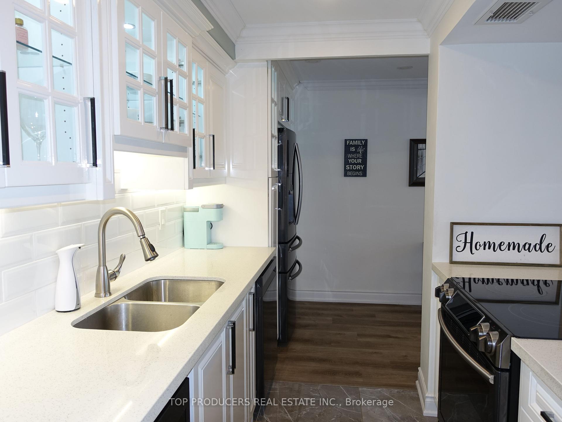 2 Bedrooms Condo at 1333 Bloor,  Mississauga For sale