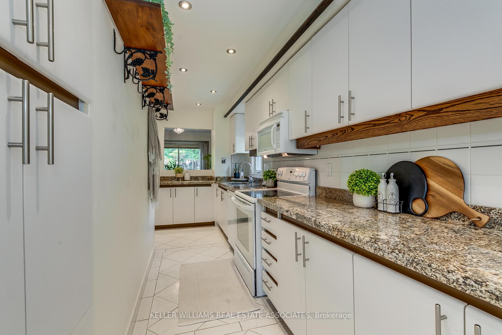 4 Bedrooms Condo at 3050 Orleans, Mississauga For sale