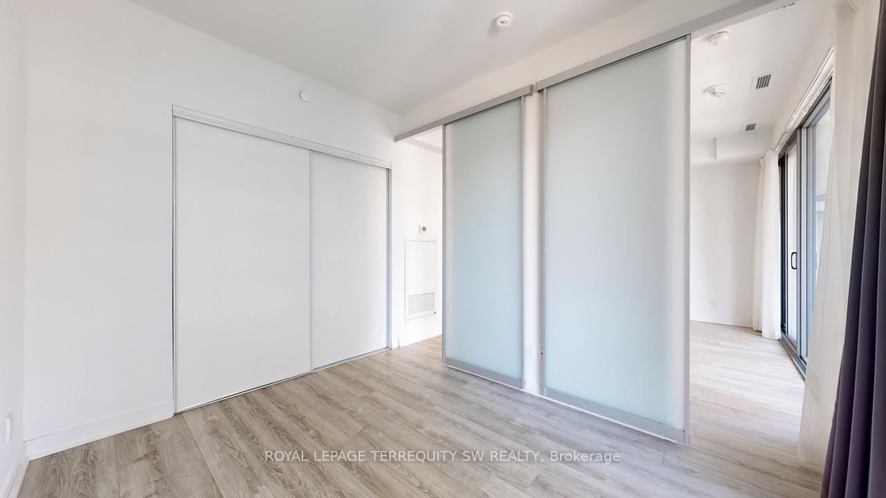 2 Bedrooms Condo at 50 Charles, Toronto For sale