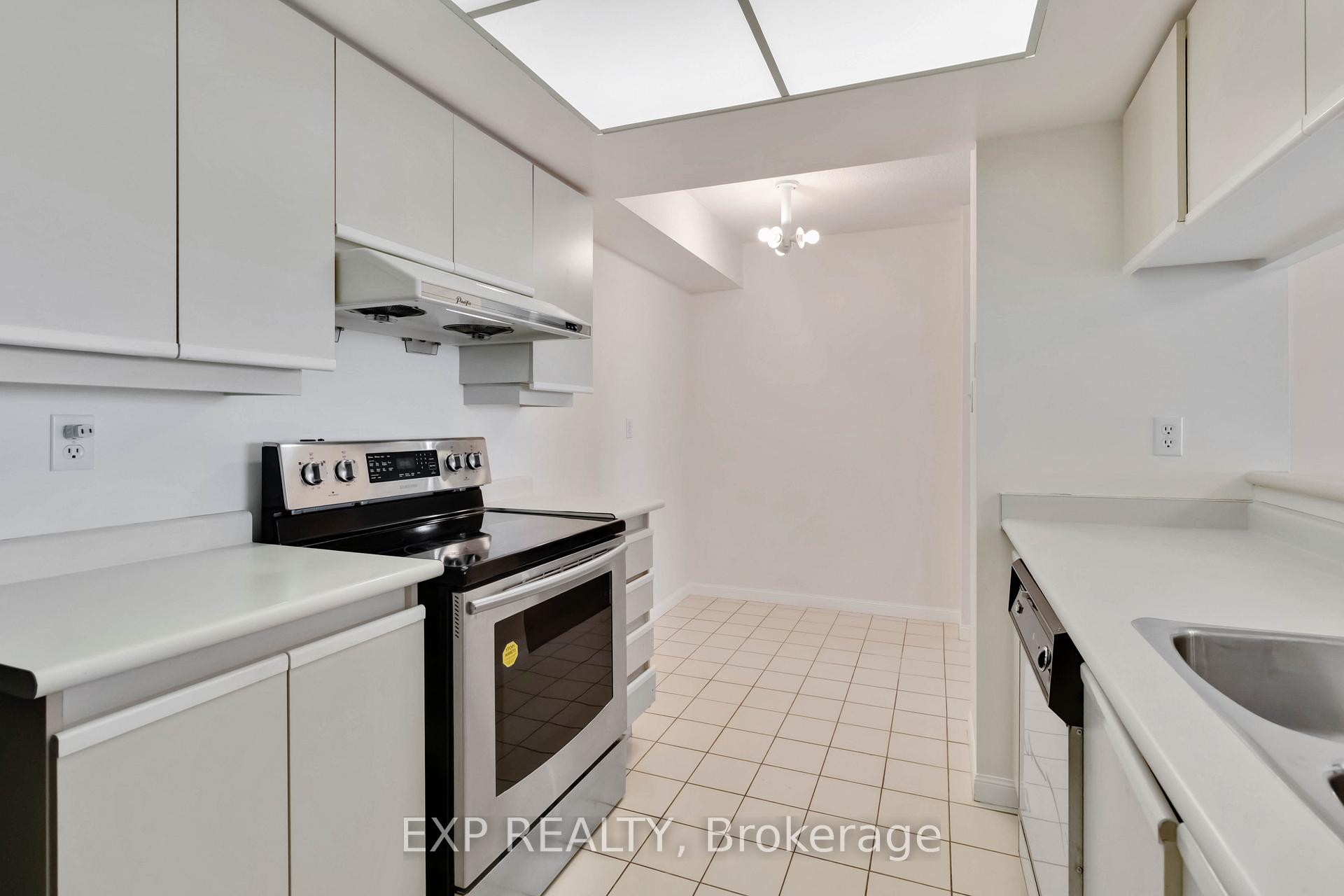 2 Bedrooms Condo at 550 Webb, Mississauga For sale