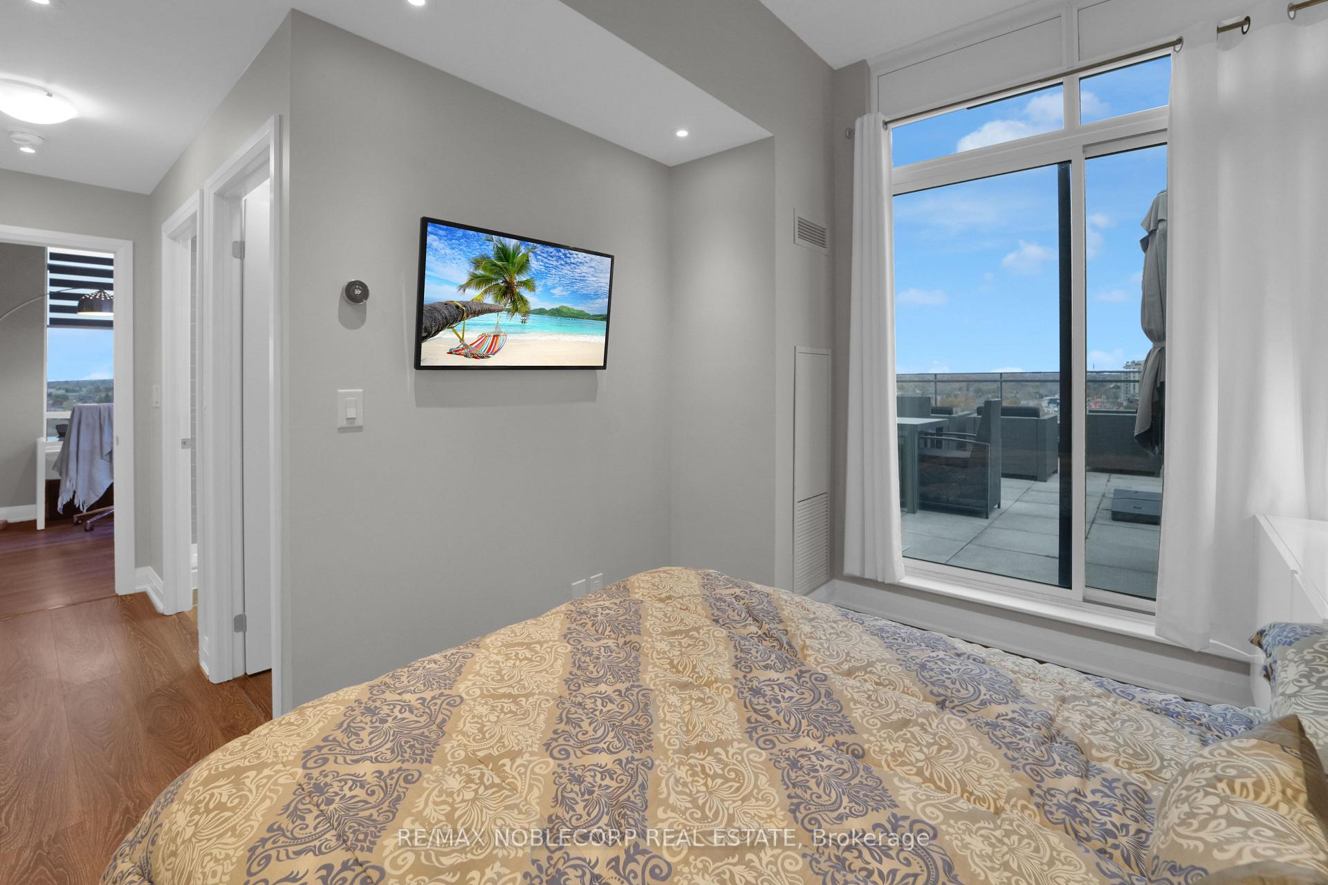 2 Bedrooms Condo at 12 Woodstream, Vaughan For sale