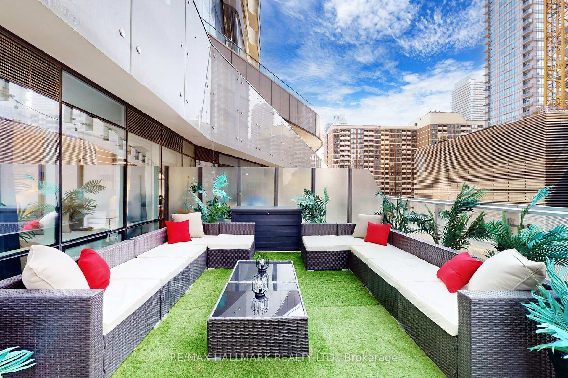 3 Bedrooms Condo at 1 Bloor,  Toronto For sale